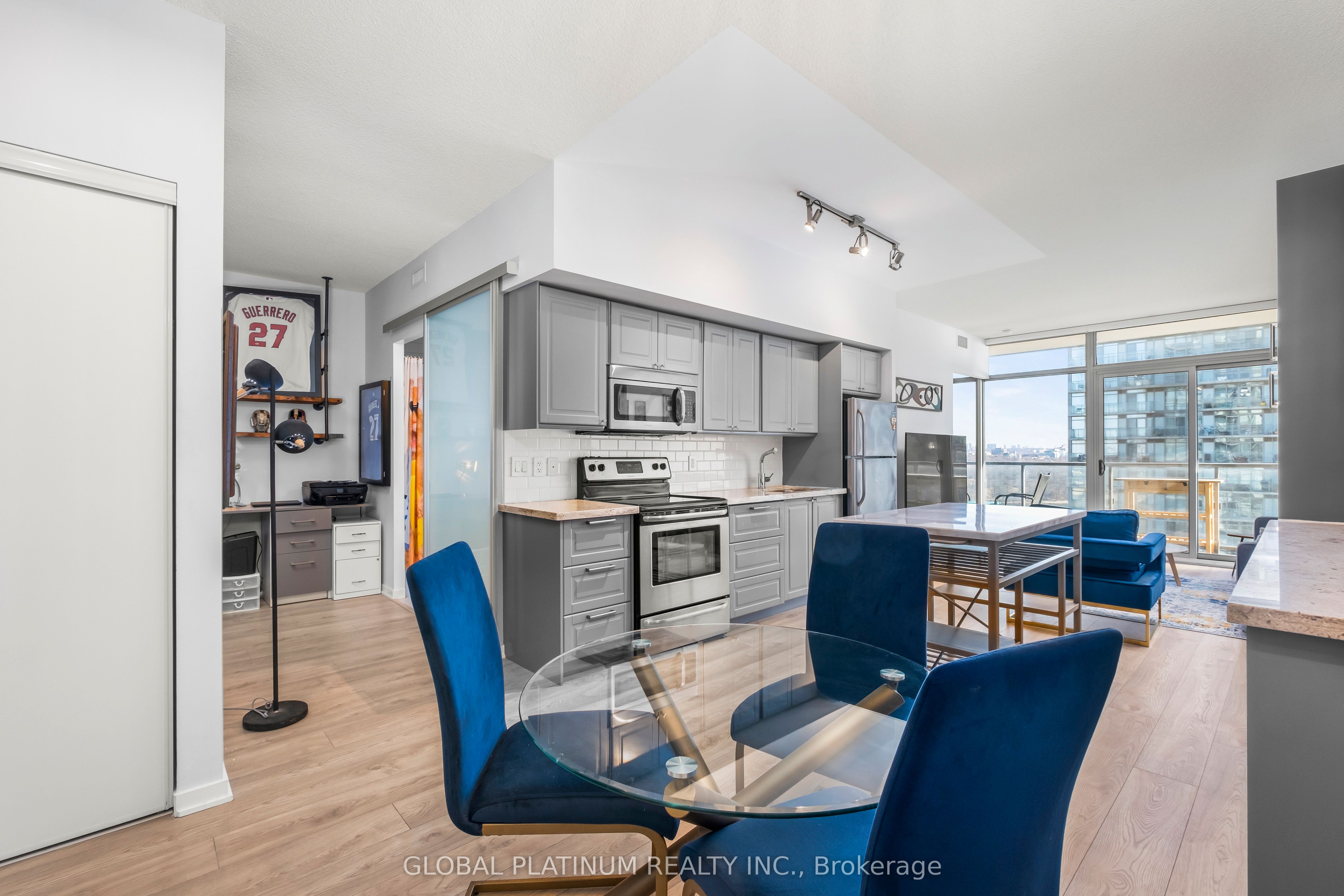 105 The Queensway Way 2014 Property Photo 1