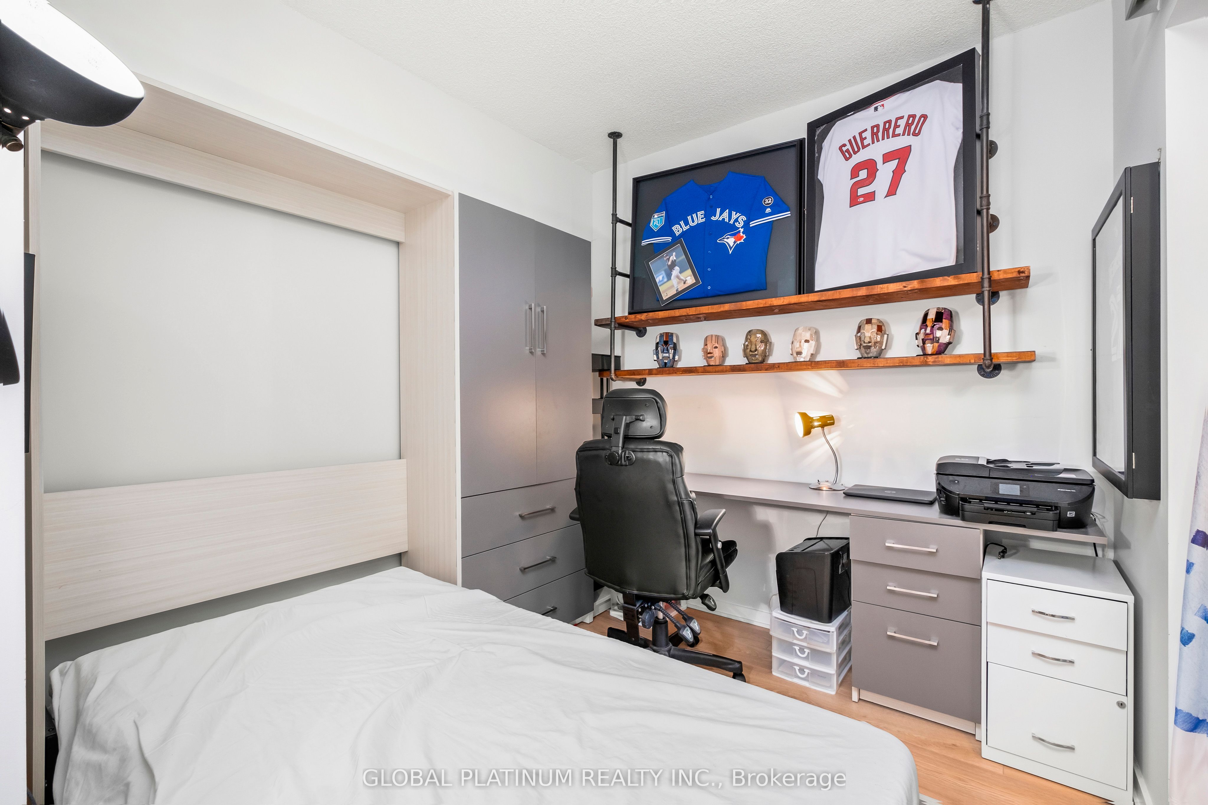 105 The Queensway Way 2014 Property Photo 4