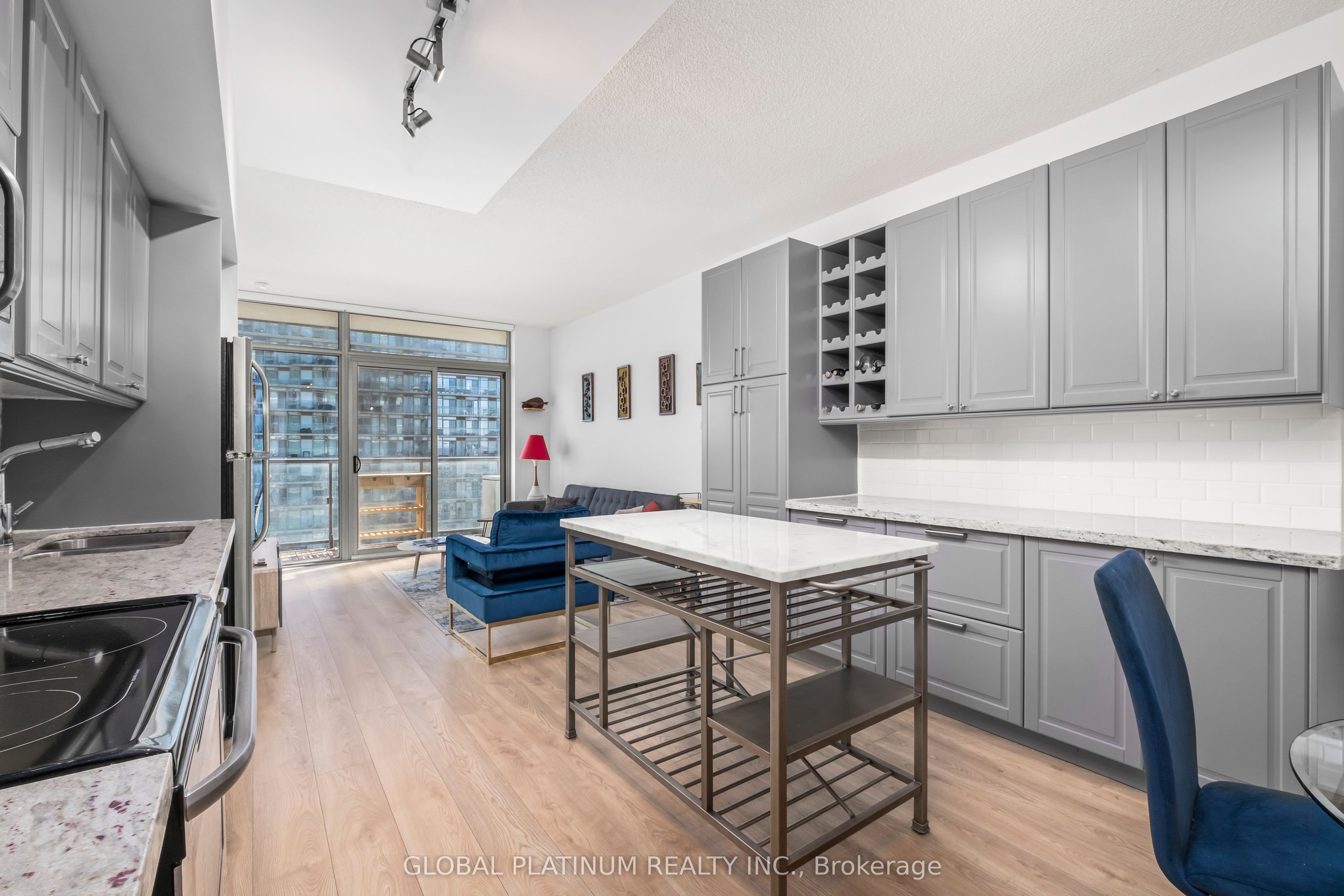 105 The Queensway Way 2014 Property Photo 13