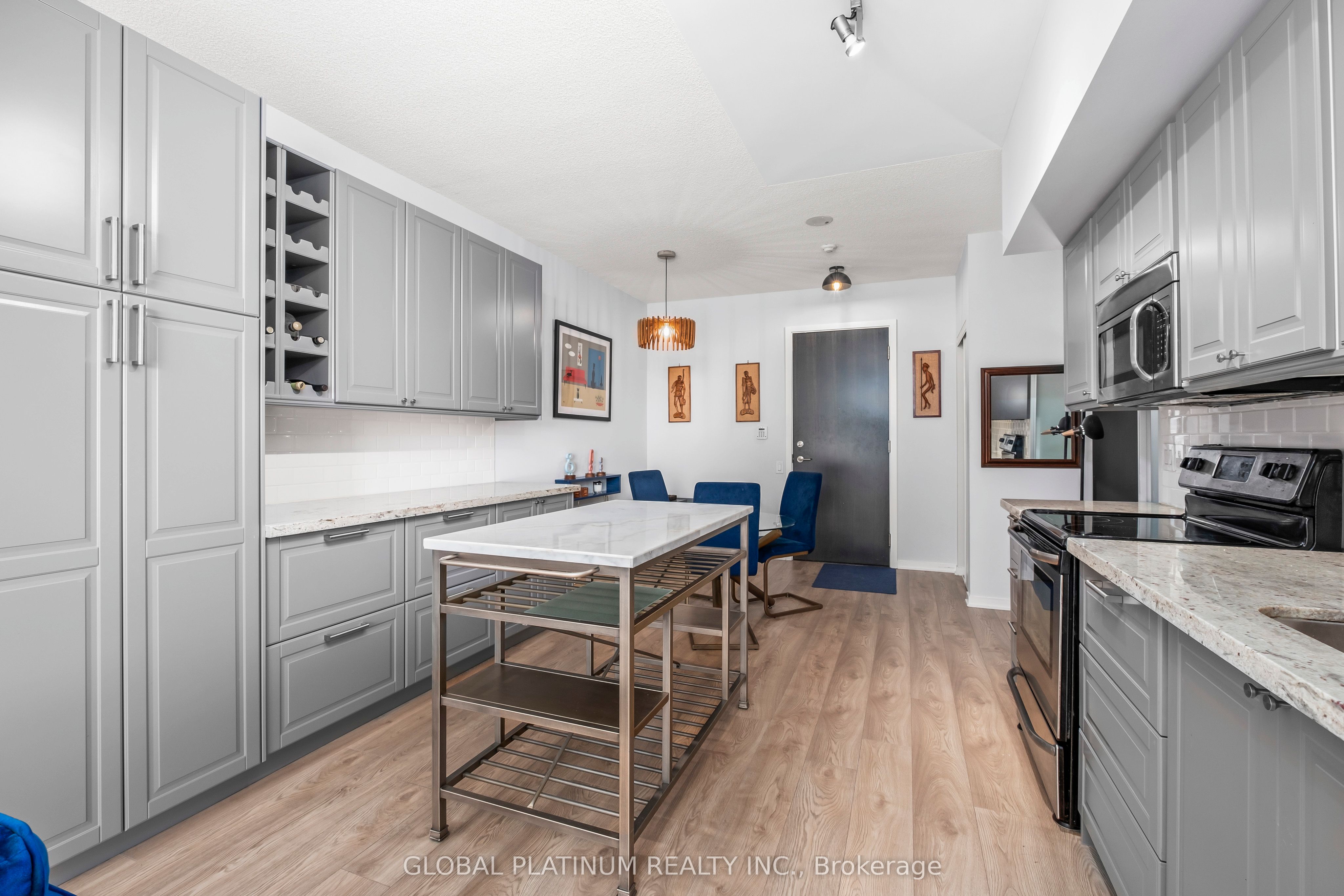 105 The Queensway Way 2014 Property Photo 15