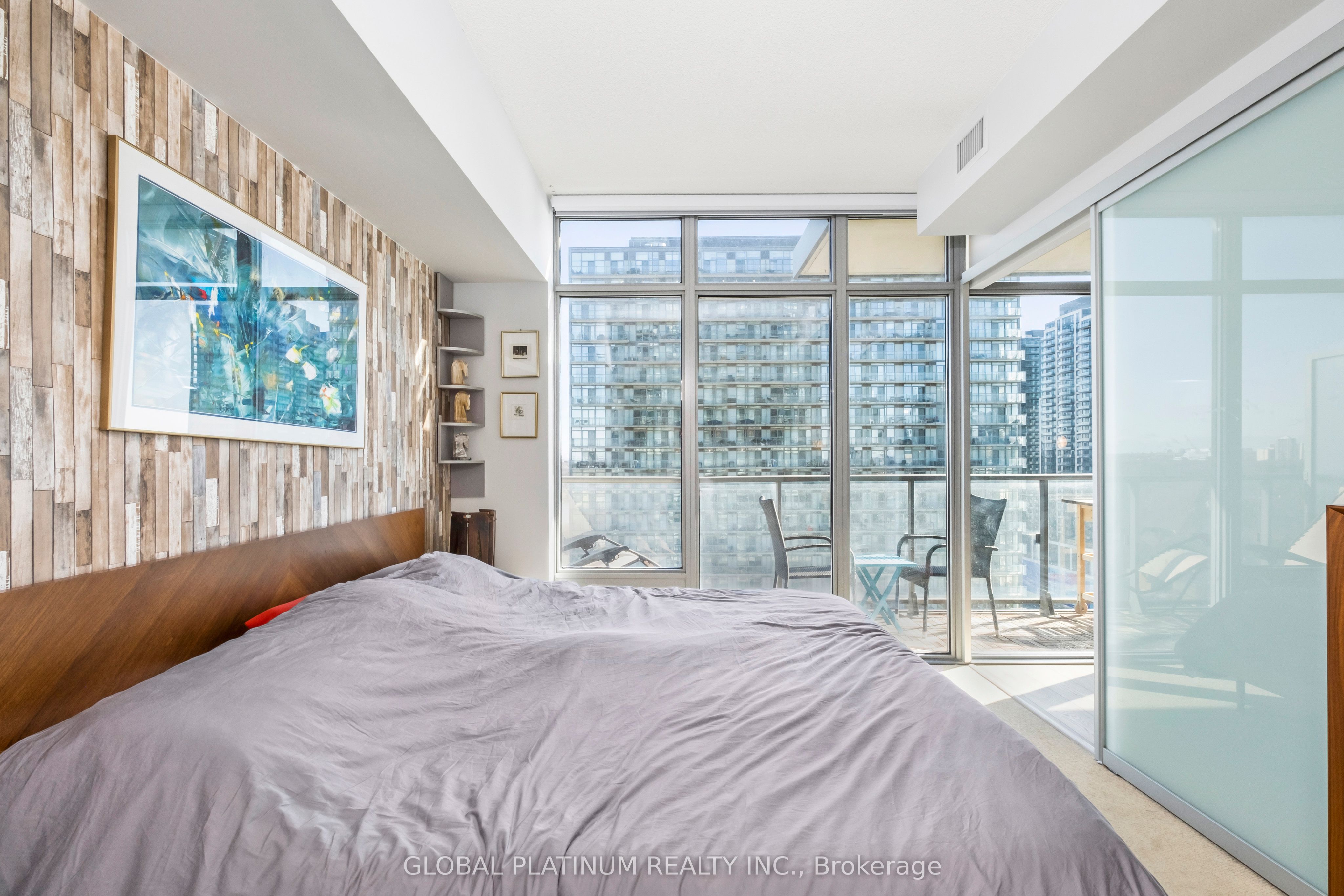 105 The Queensway Way 2014 Property Photo 18