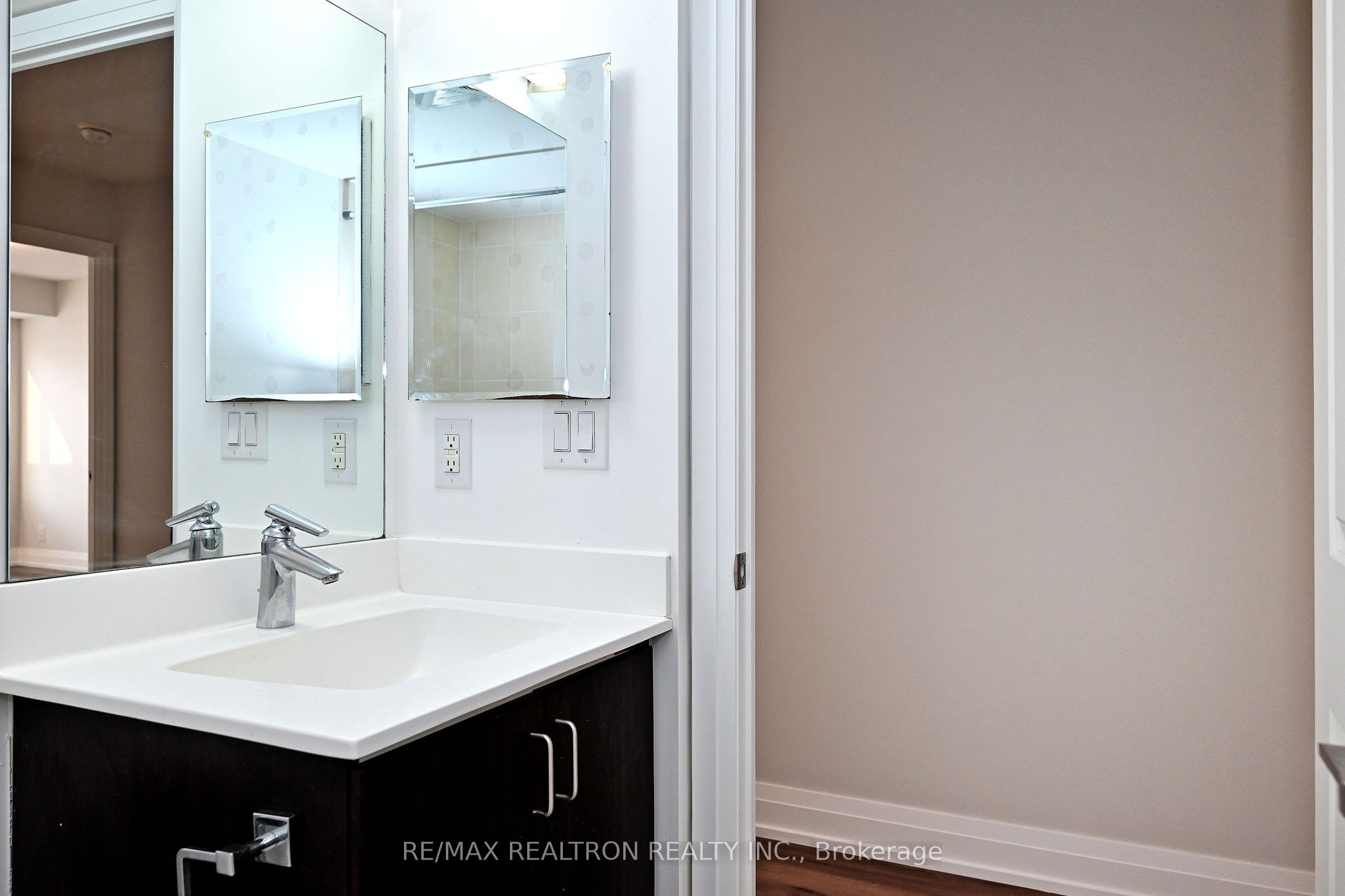 1 De Boers Drive 814 Property Photo 31