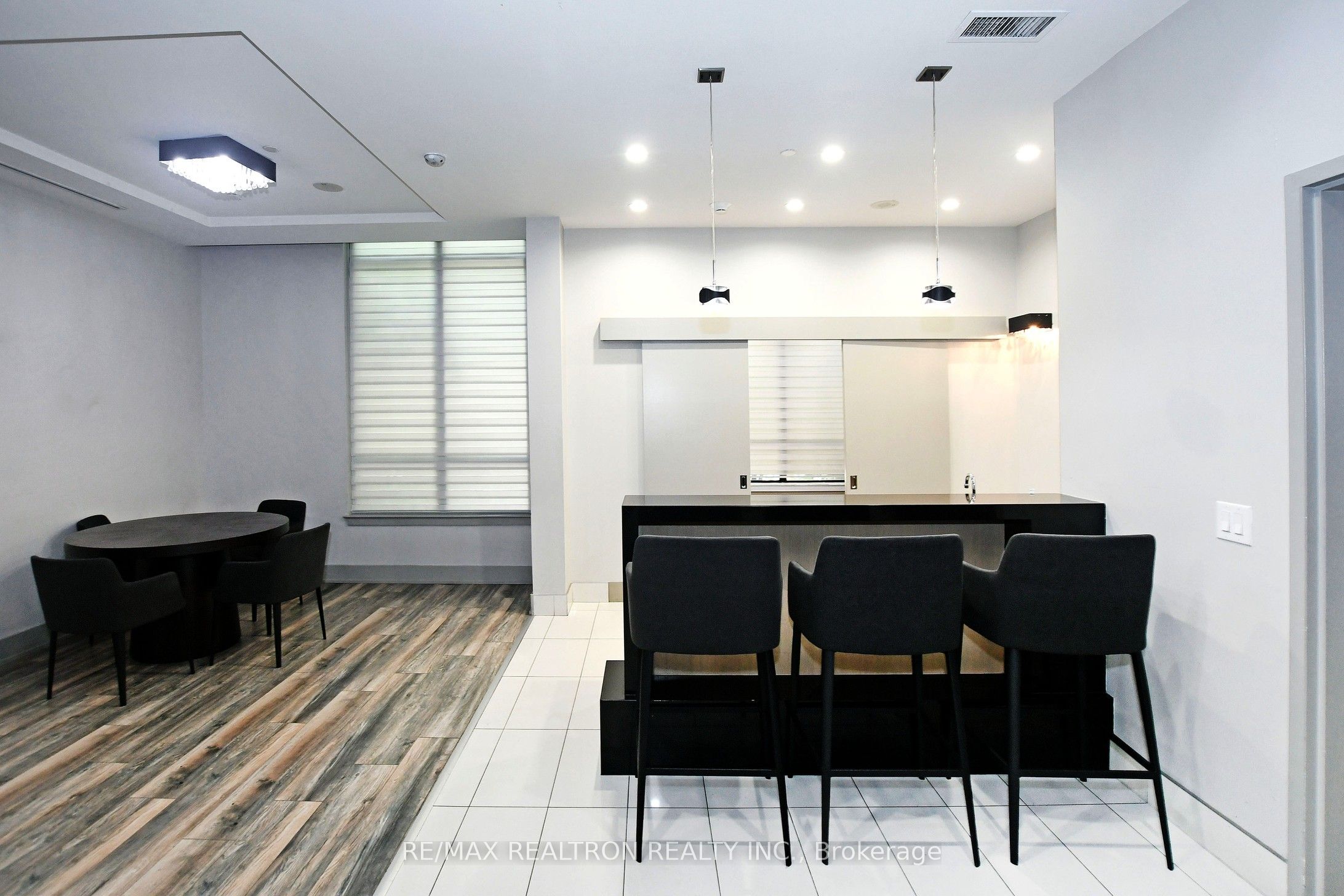 1 De Boers Drive 814 Property Photo 46