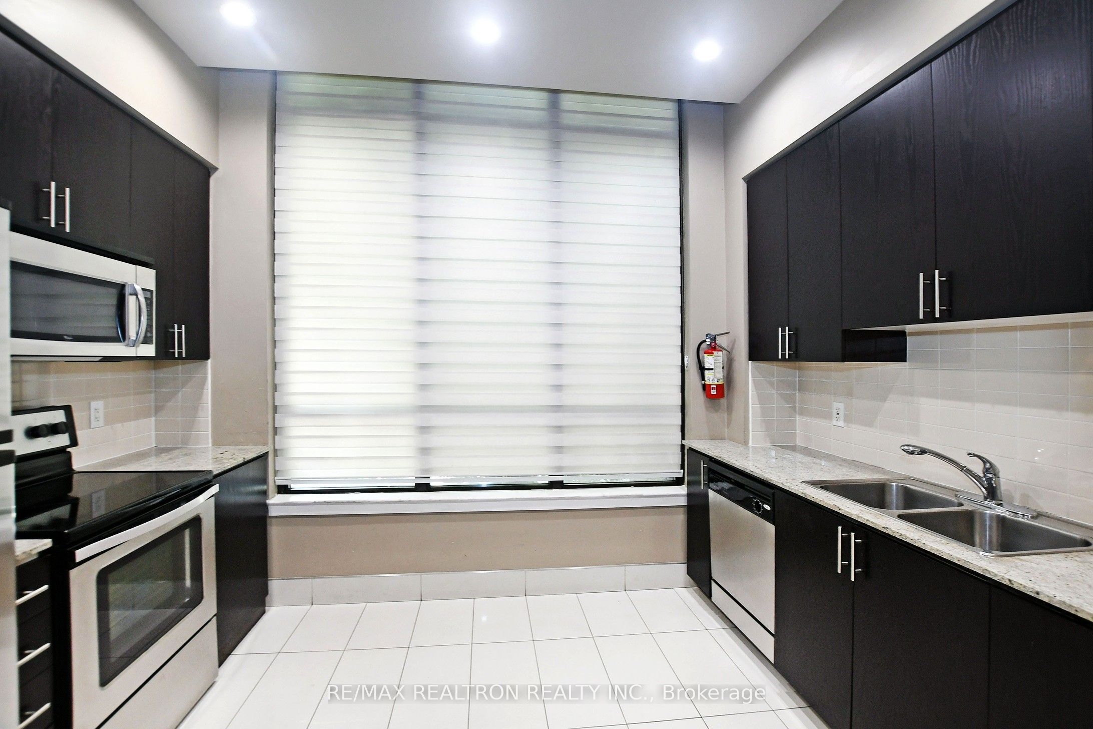 1 De Boers Drive 814 Property Photo 47