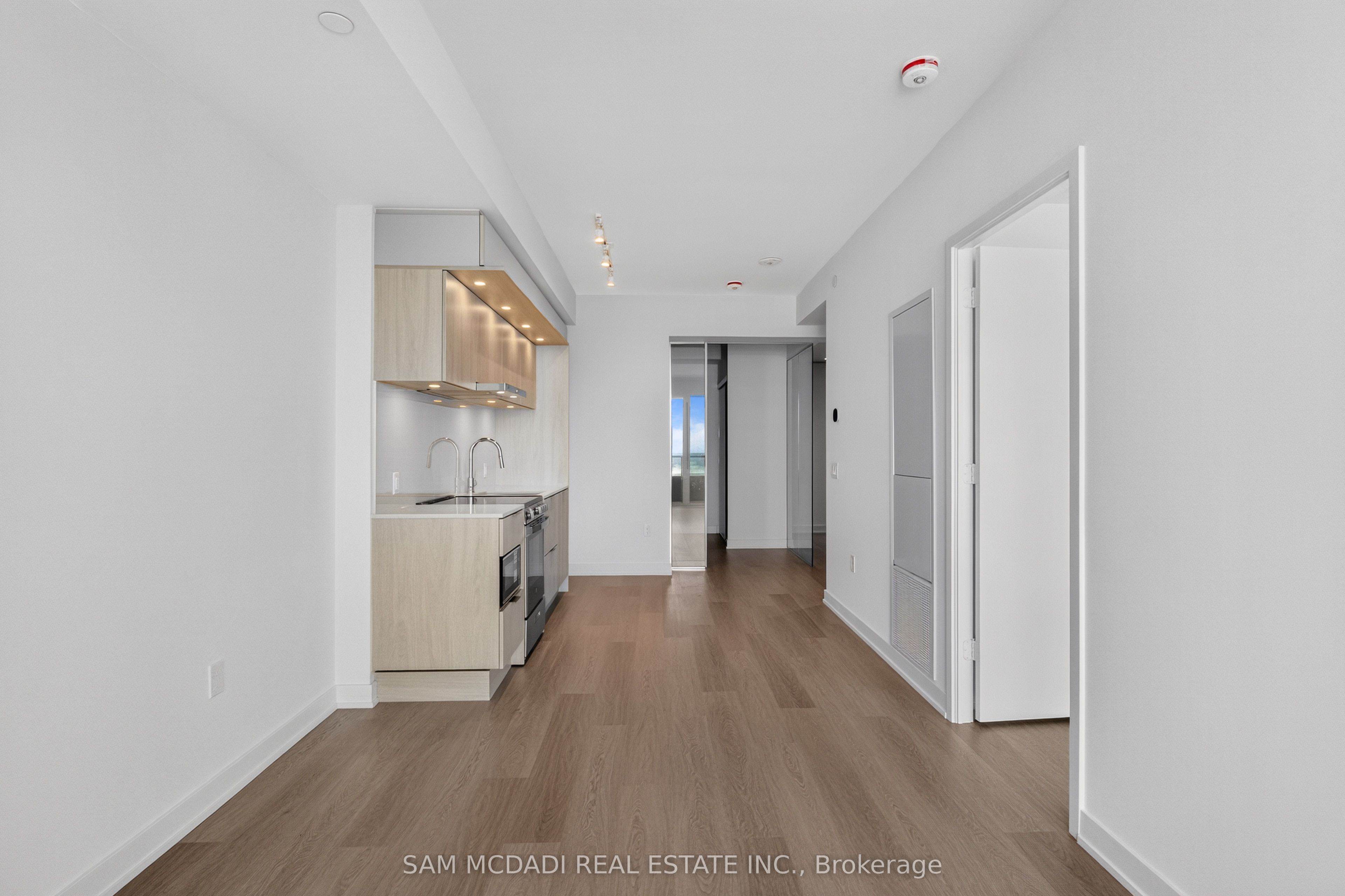 448 Burnhamthorpe Road 6606 Property Photo 11
