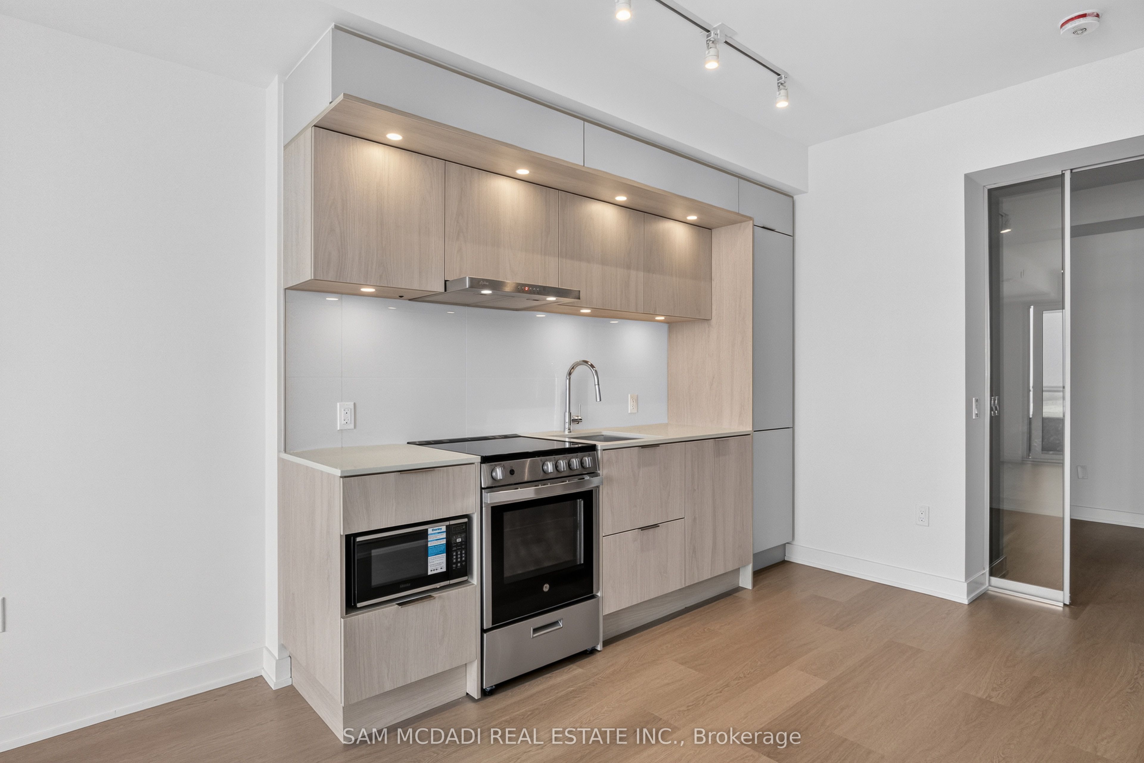 448 Burnhamthorpe Road 6606 Property Photo 12
