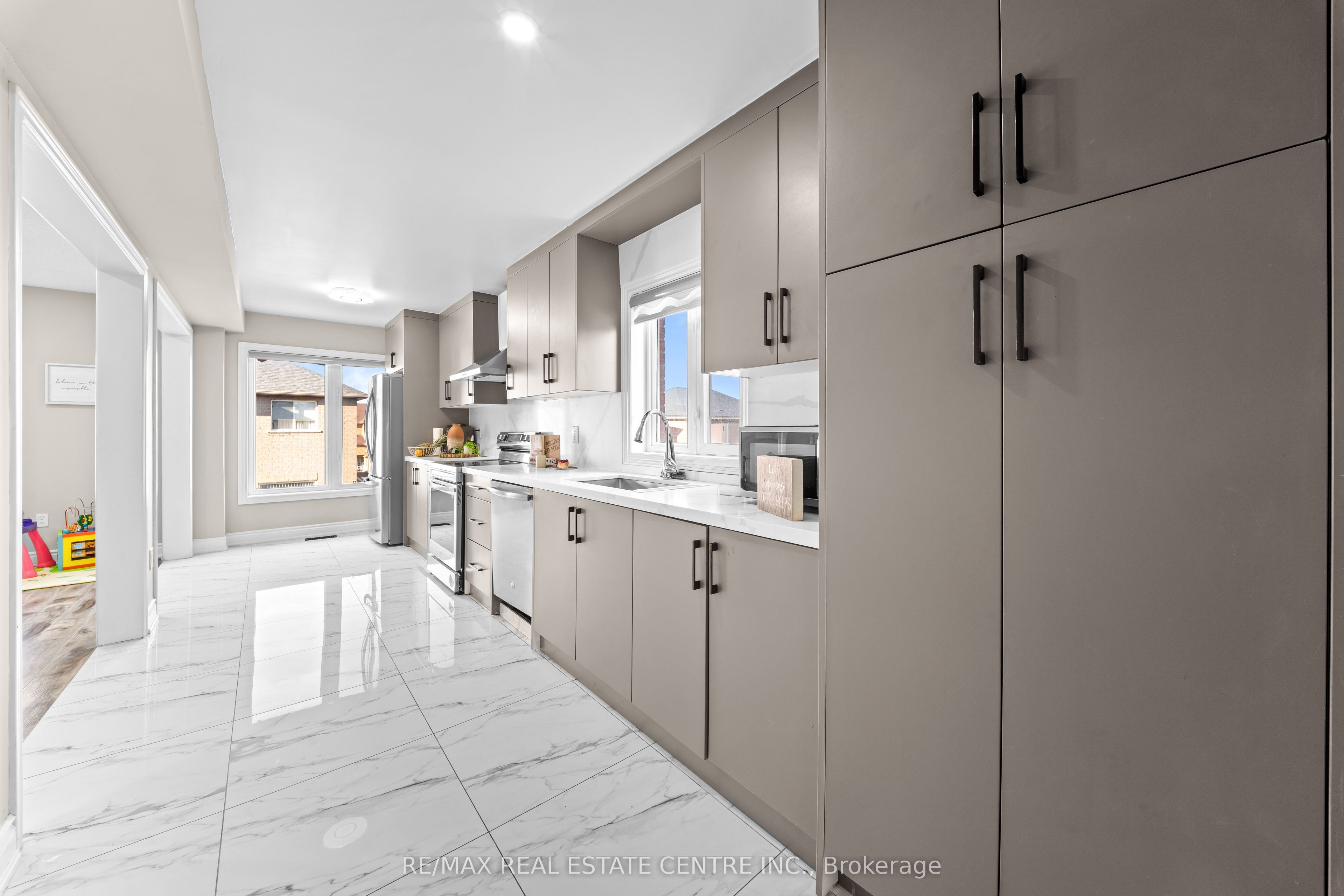 42 Domenico Crescent Property Photo 12