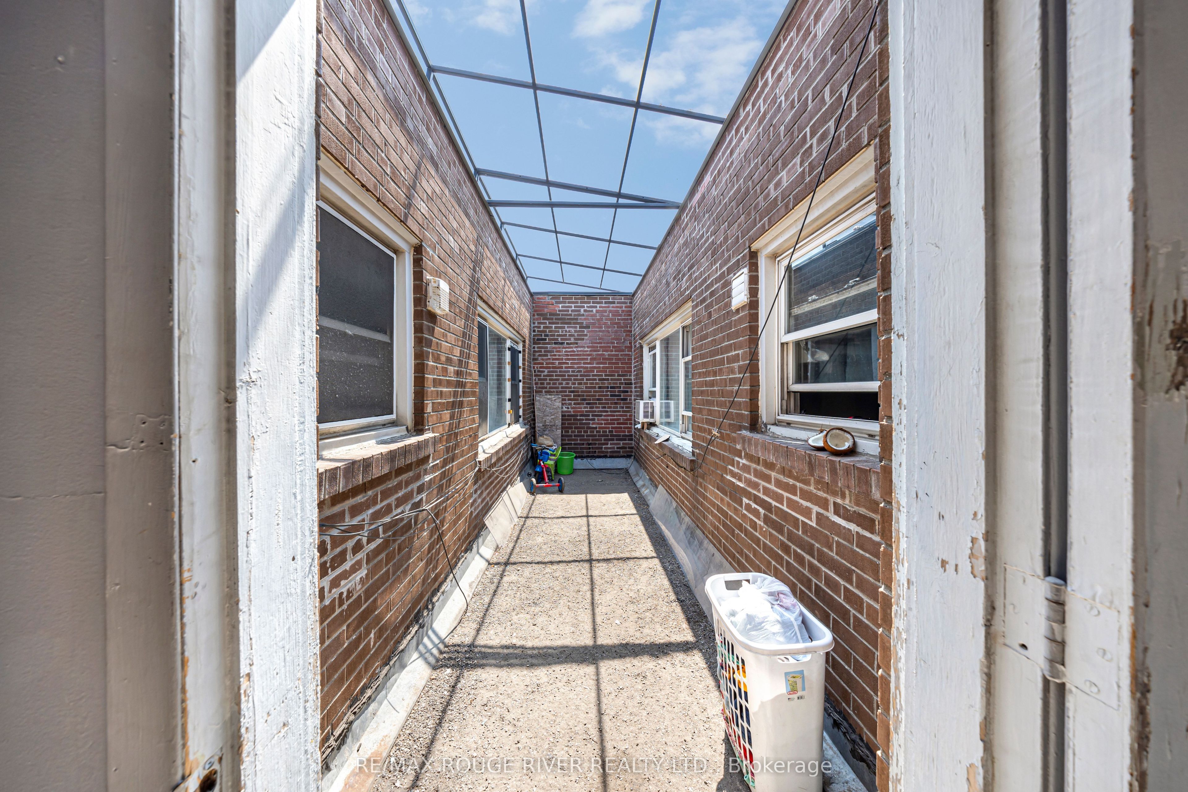 2282 Islington Avenue Property Photo 27