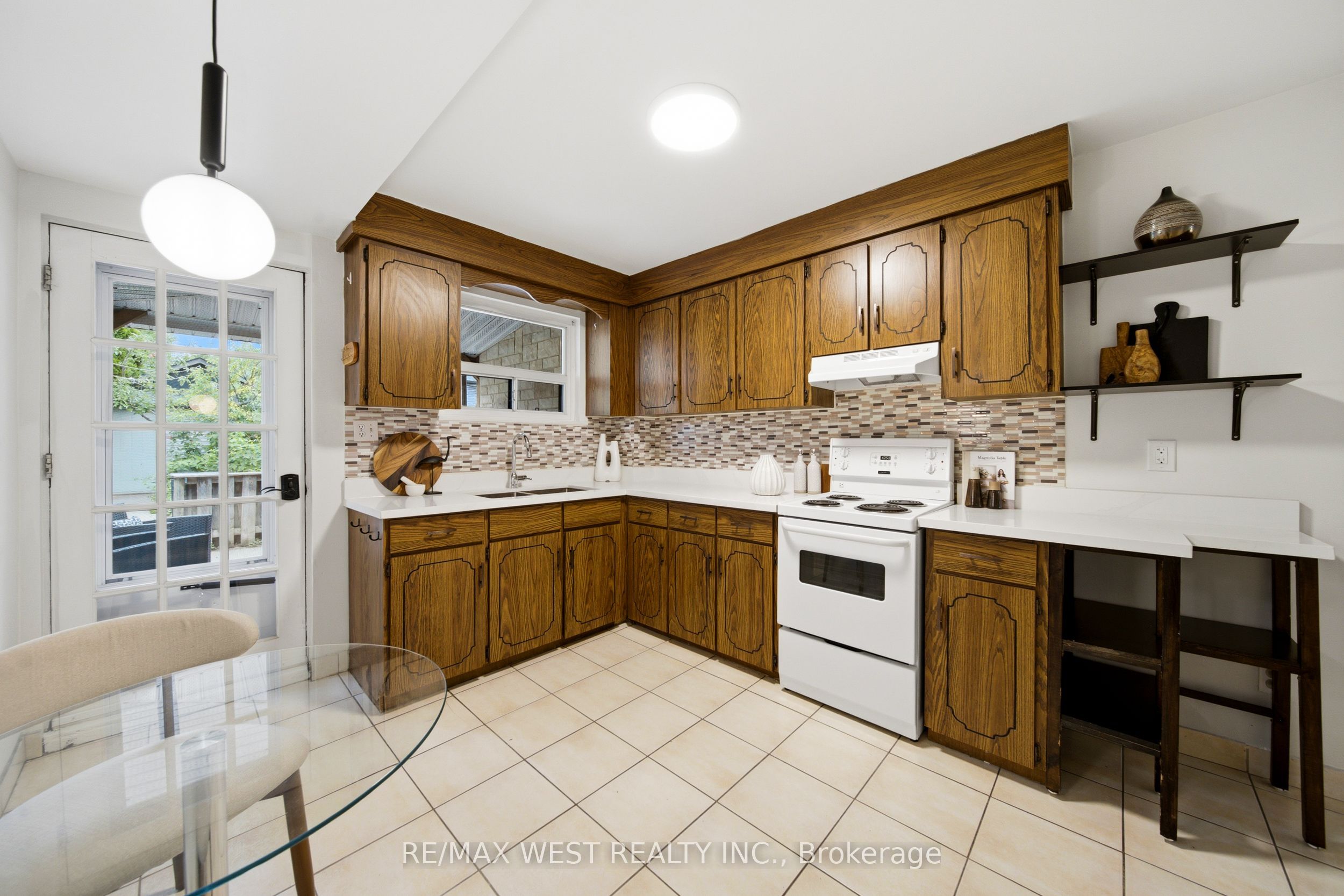 25 Batavia Avenue Property Photo 7