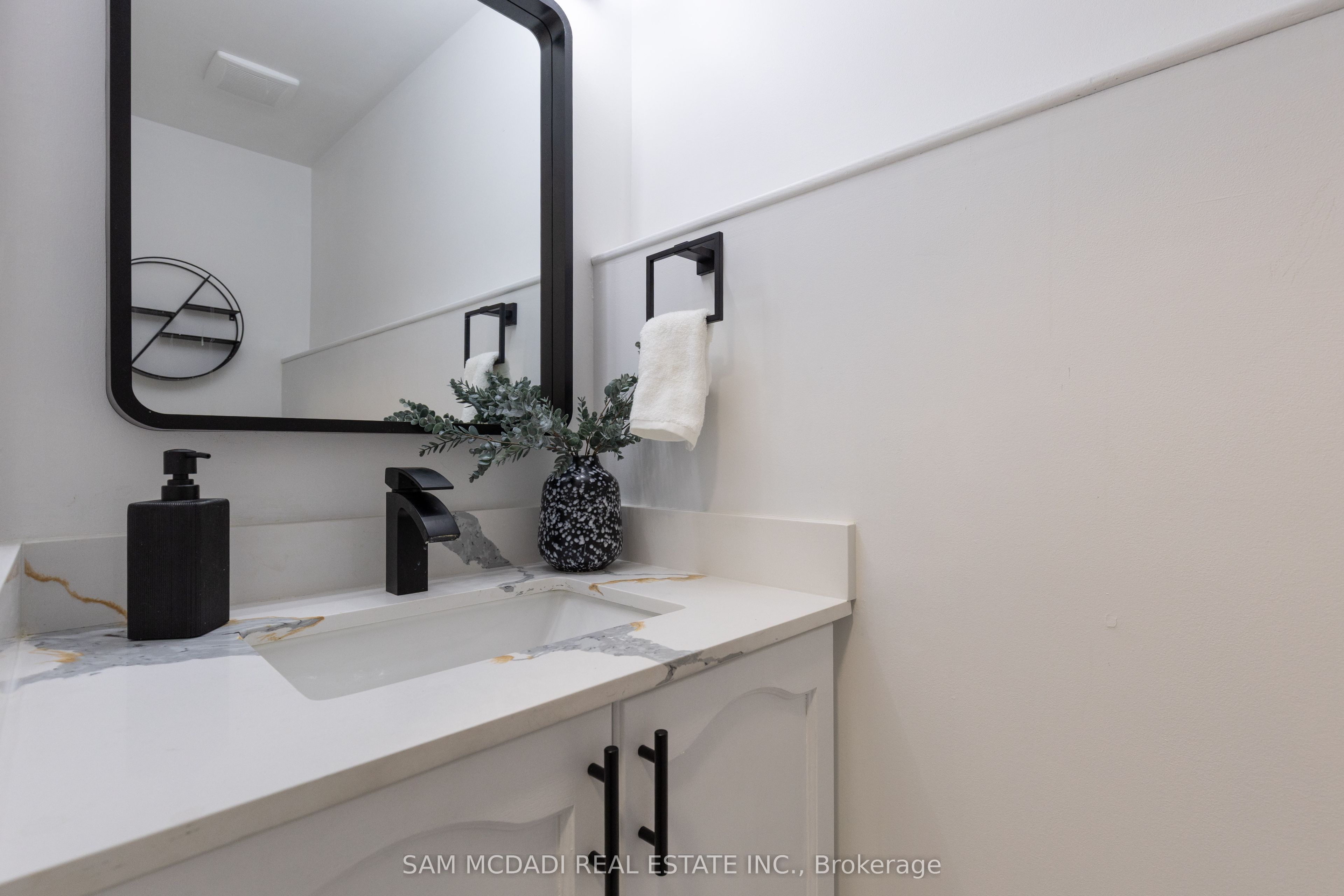 1190 Fox Crescent Property Photo 13