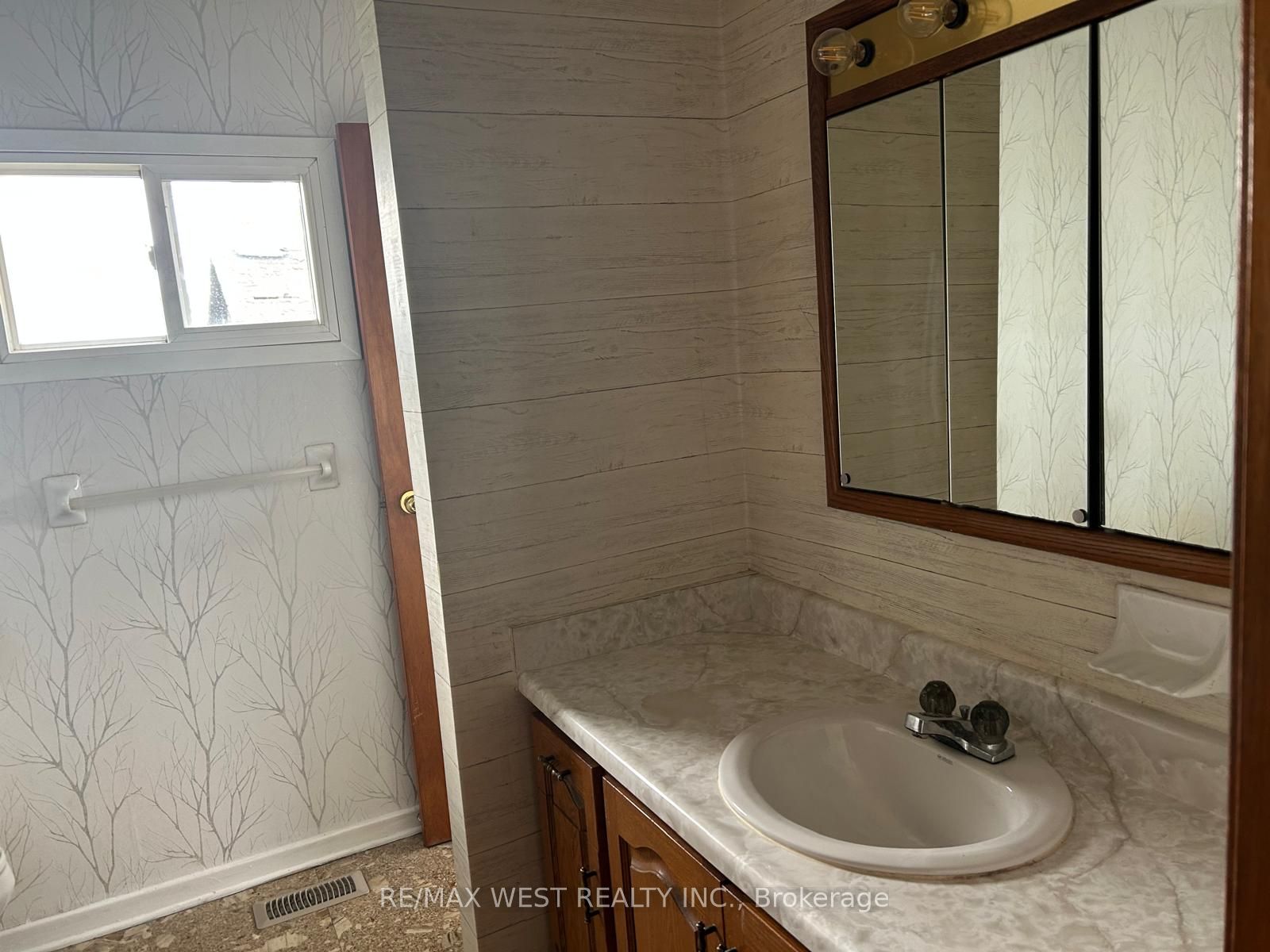 11850 Airport Road Property Photo 11