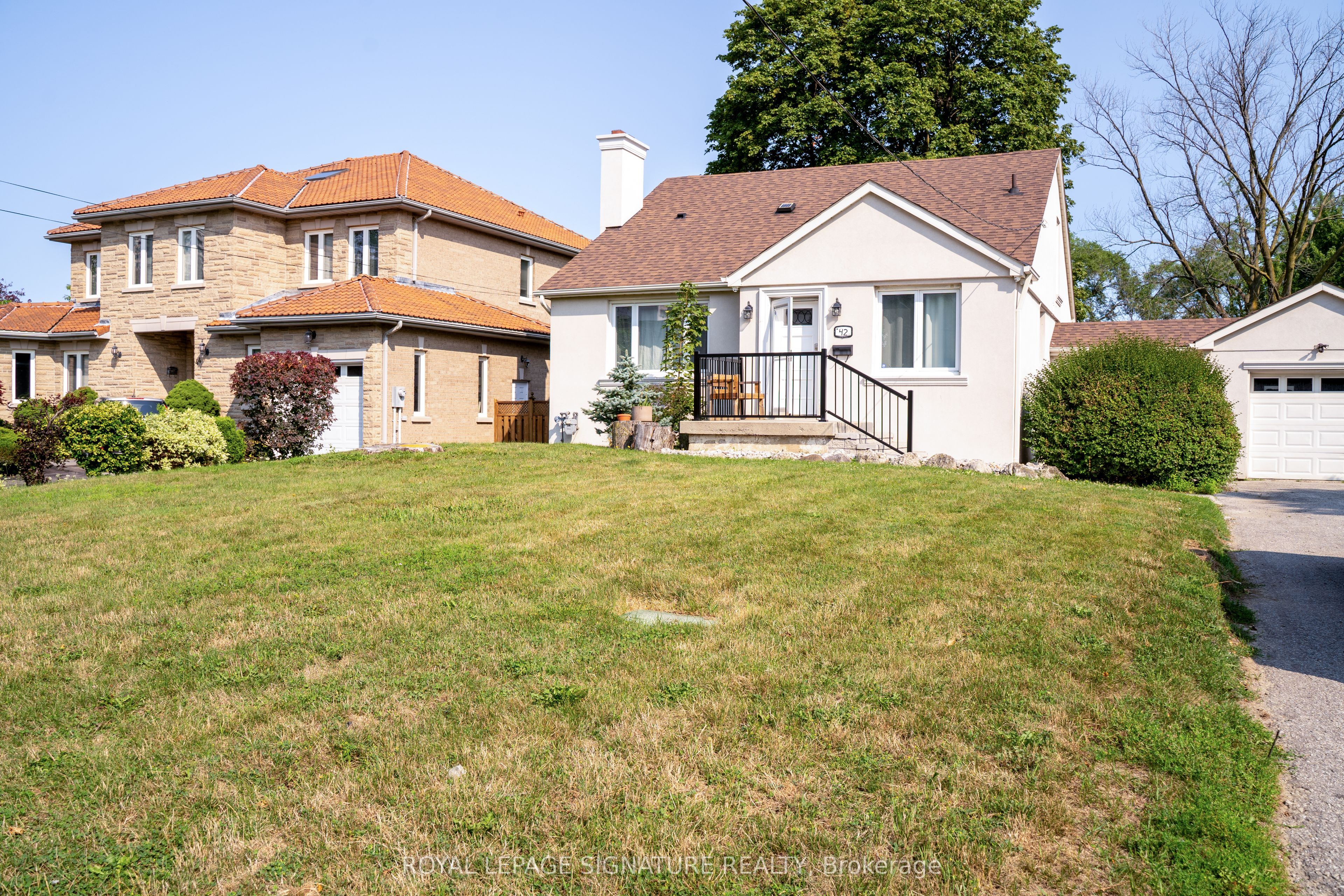 42 Kingsview Boulevard Property Photo 1