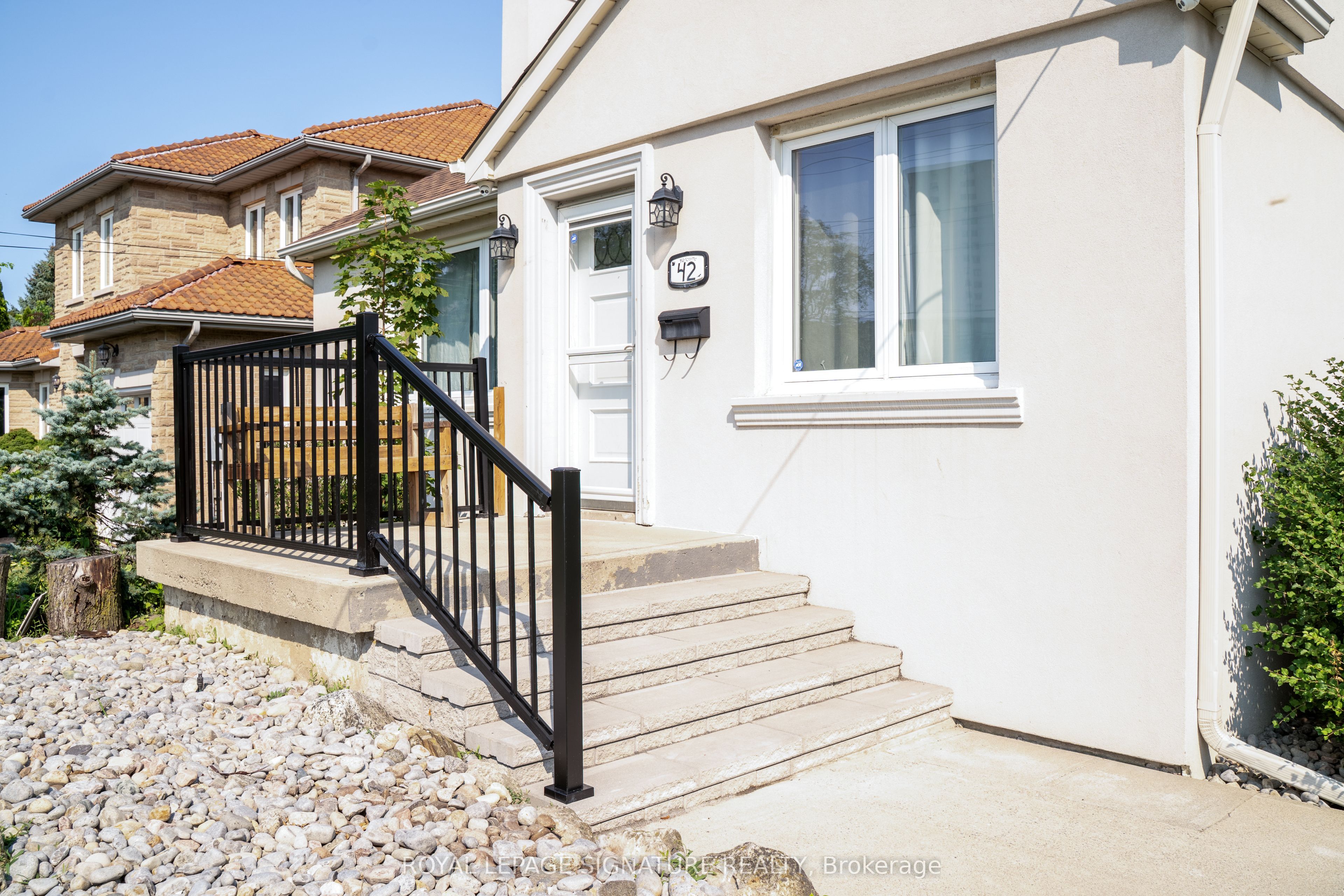 42 Kingsview Boulevard Property Photo 2