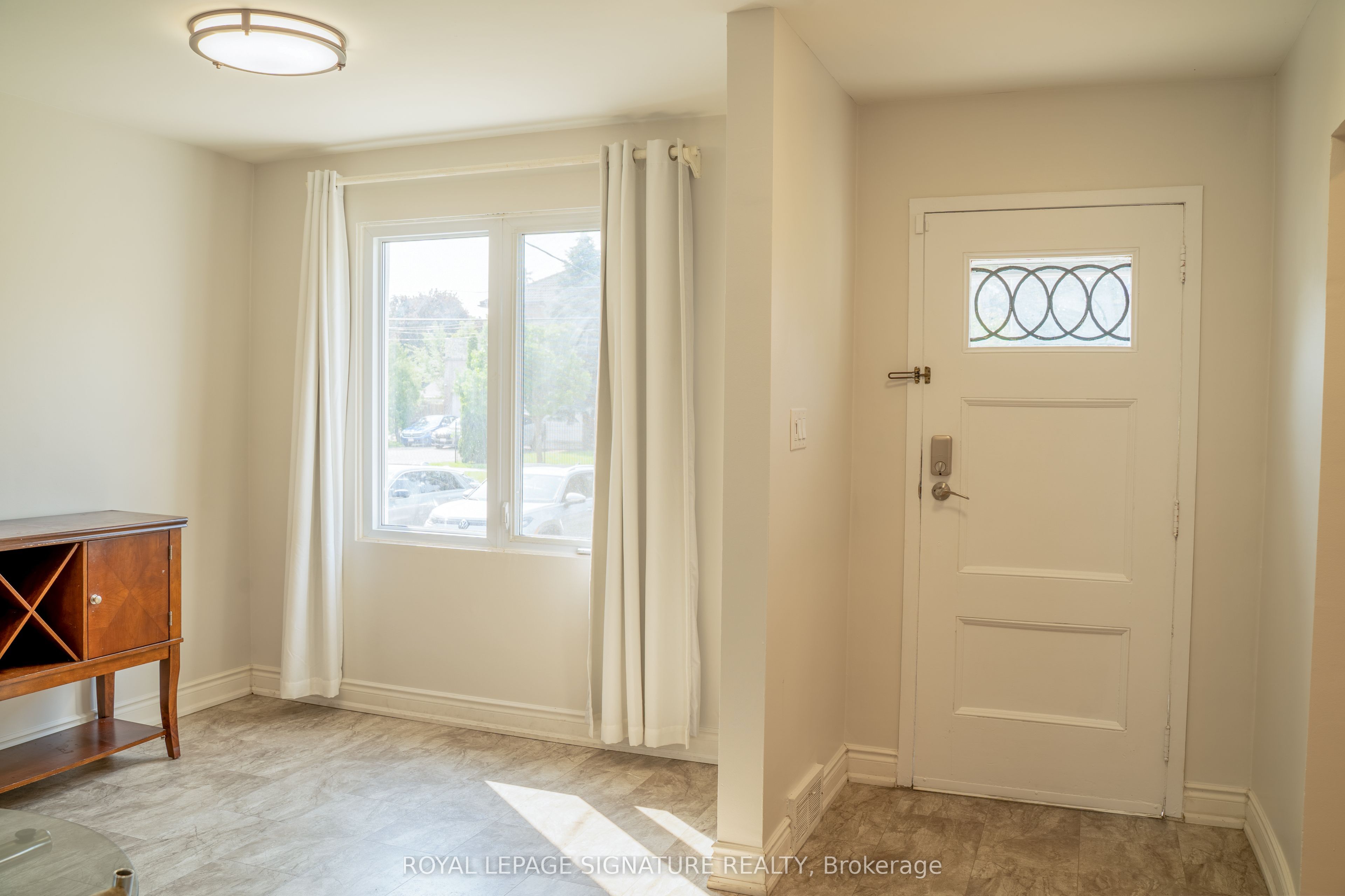 42 Kingsview Boulevard Property Photo 3
