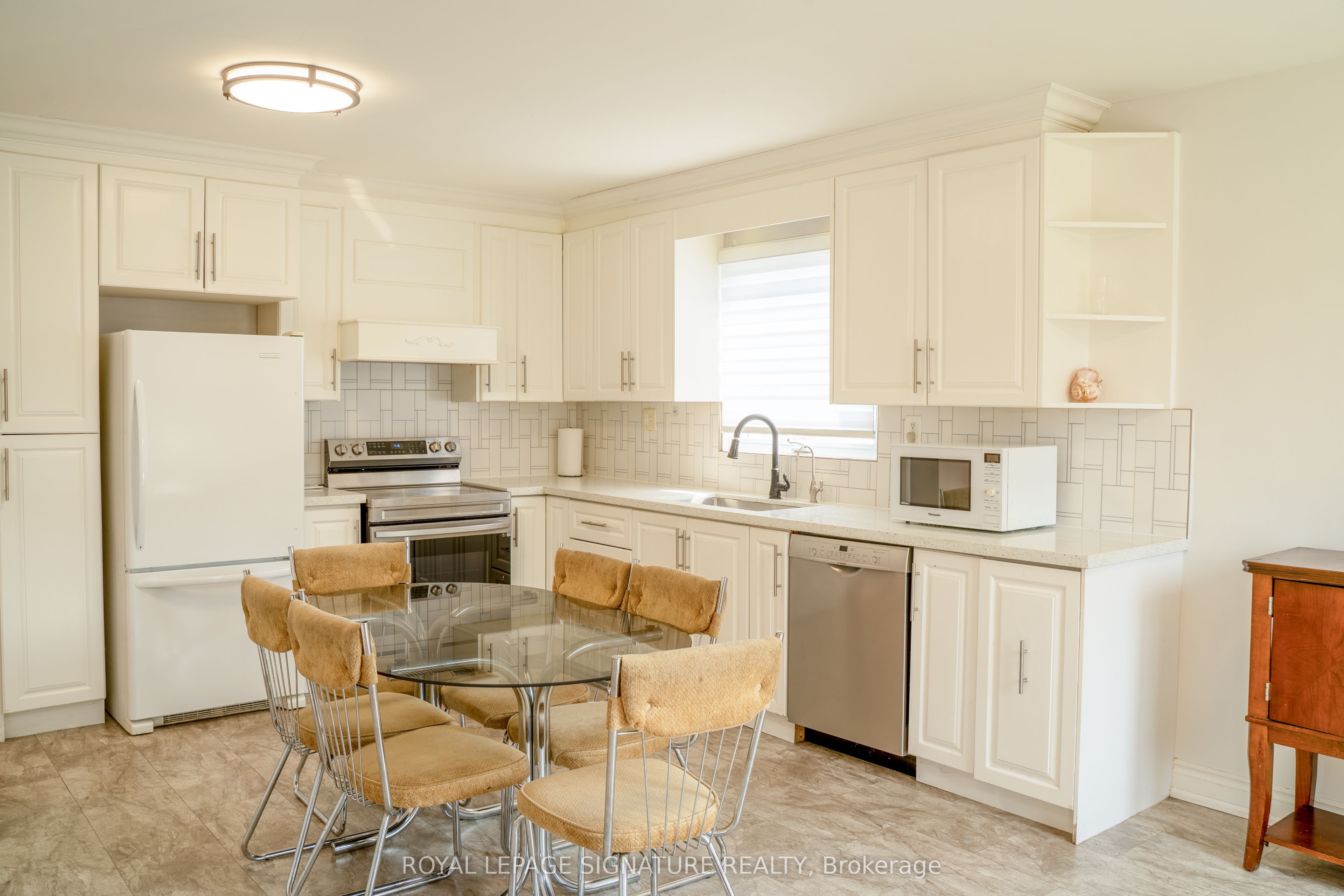 42 Kingsview Boulevard Property Photo 4