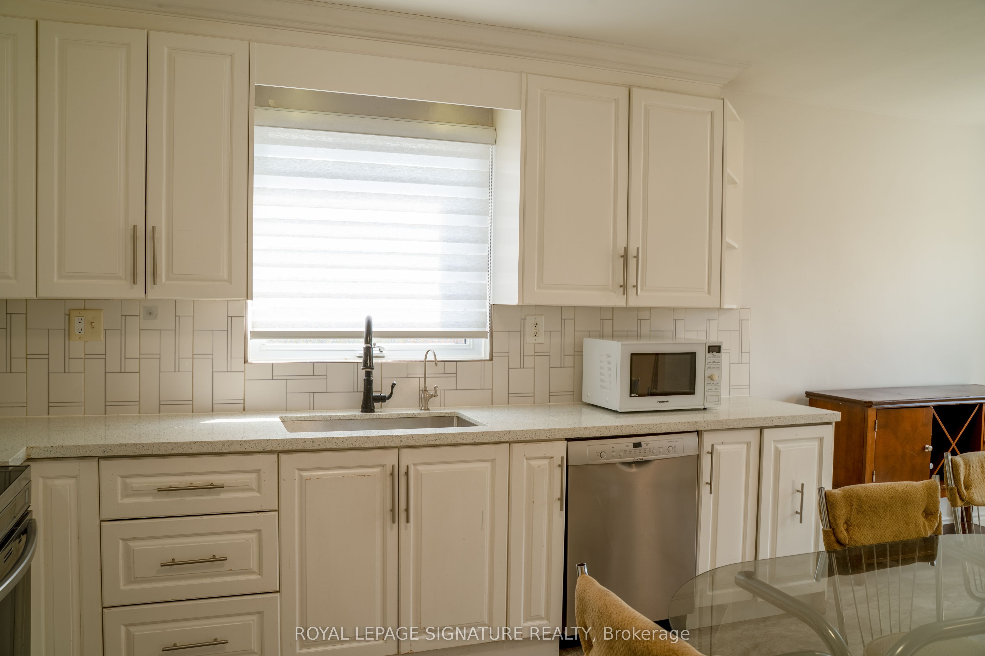 42 Kingsview Boulevard Property Photo 6