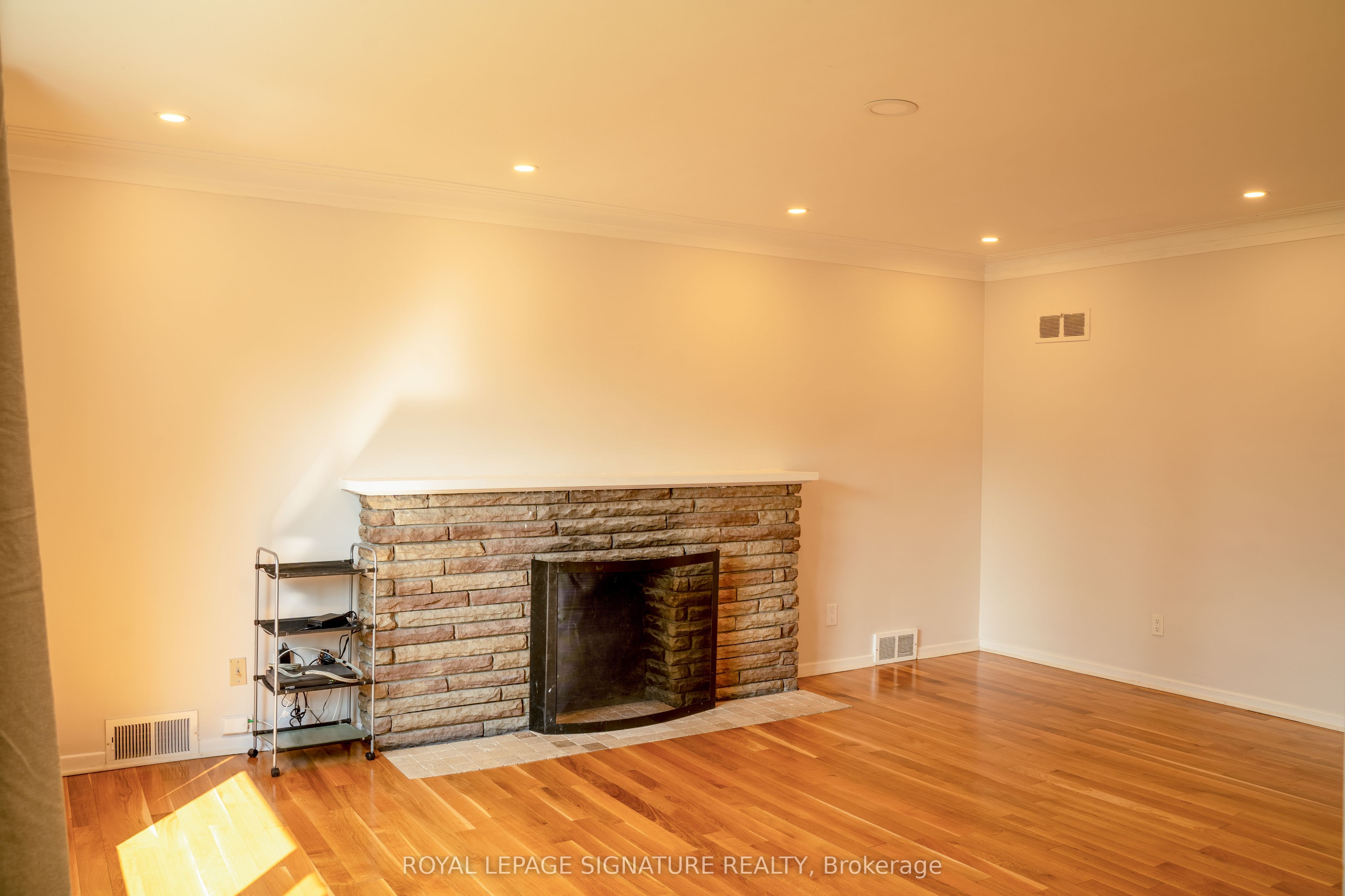 42 Kingsview Boulevard Property Photo 7