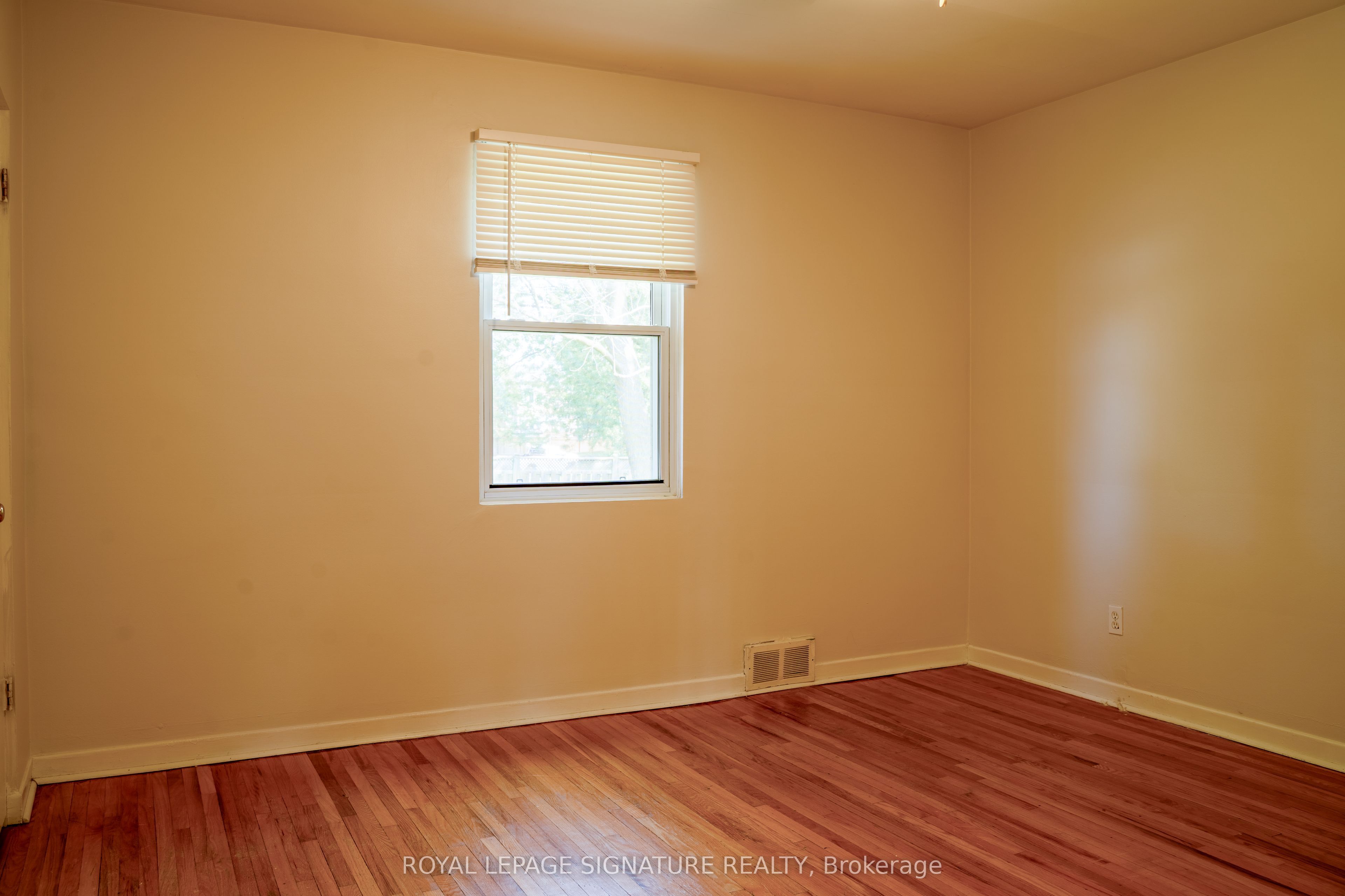 42 Kingsview Boulevard Property Photo 10