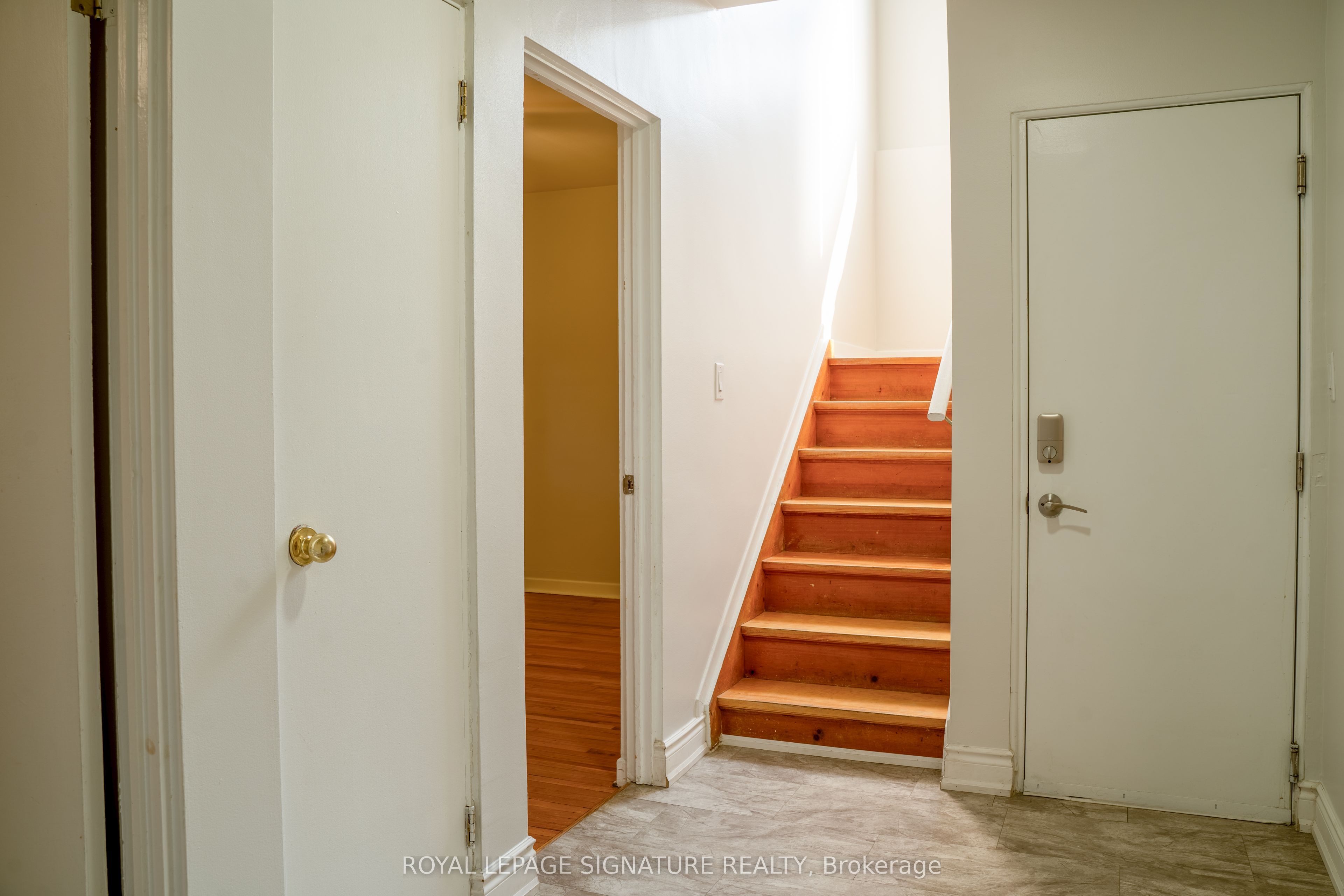42 Kingsview Boulevard Property Photo 12
