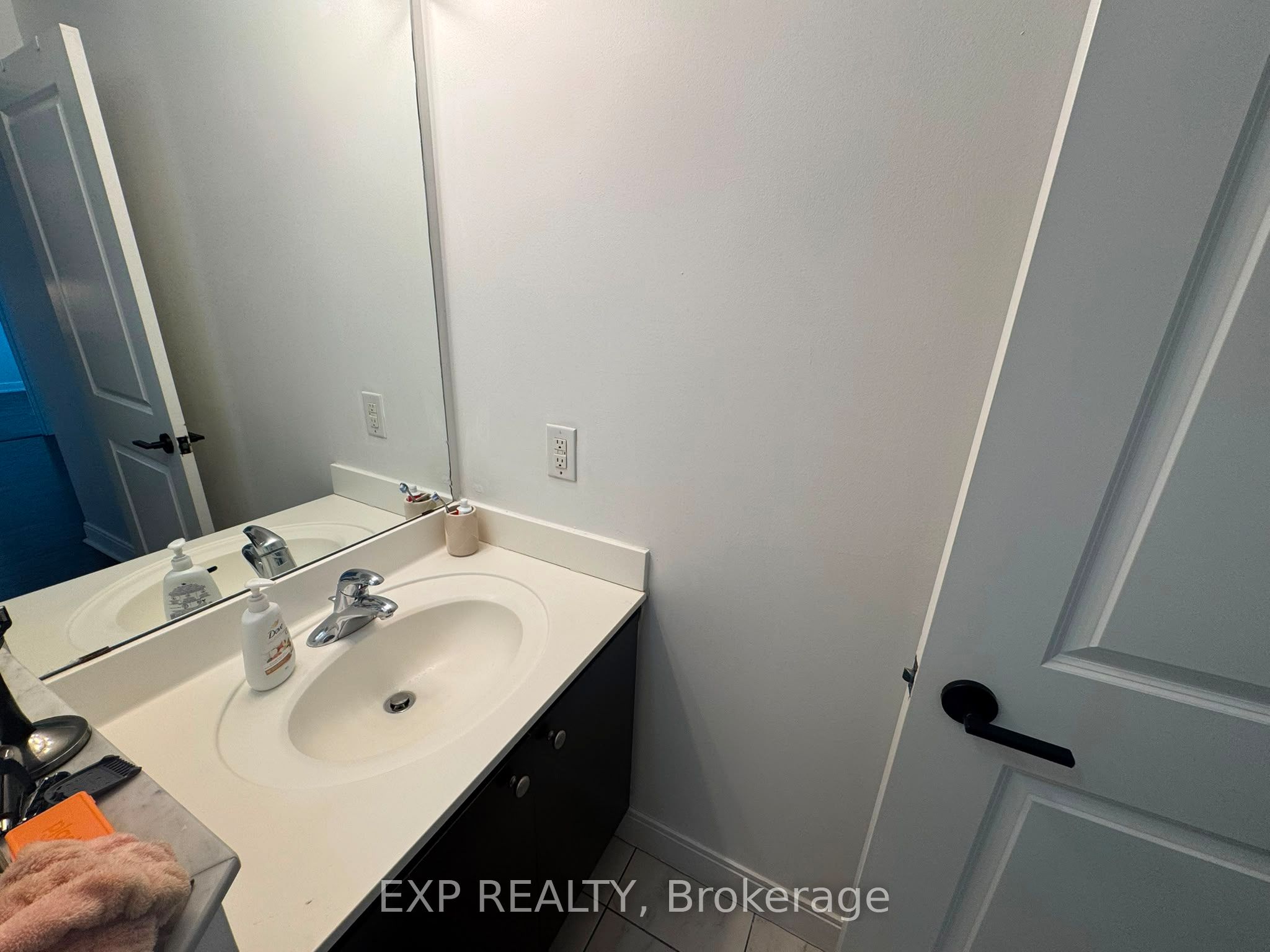 60 Absolute Avenue 3707 Property Photo 7