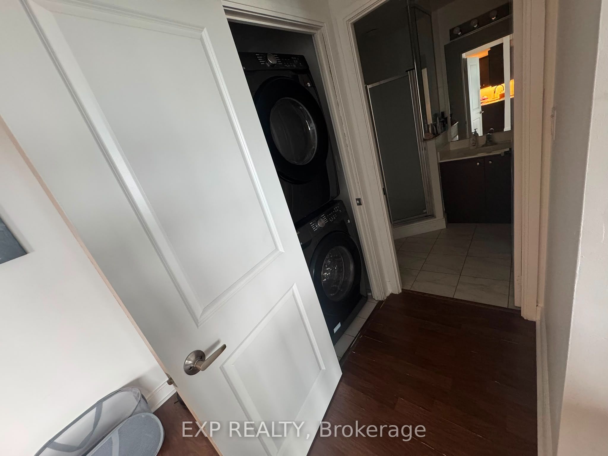 60 Absolute Avenue 3707 Property Photo 9