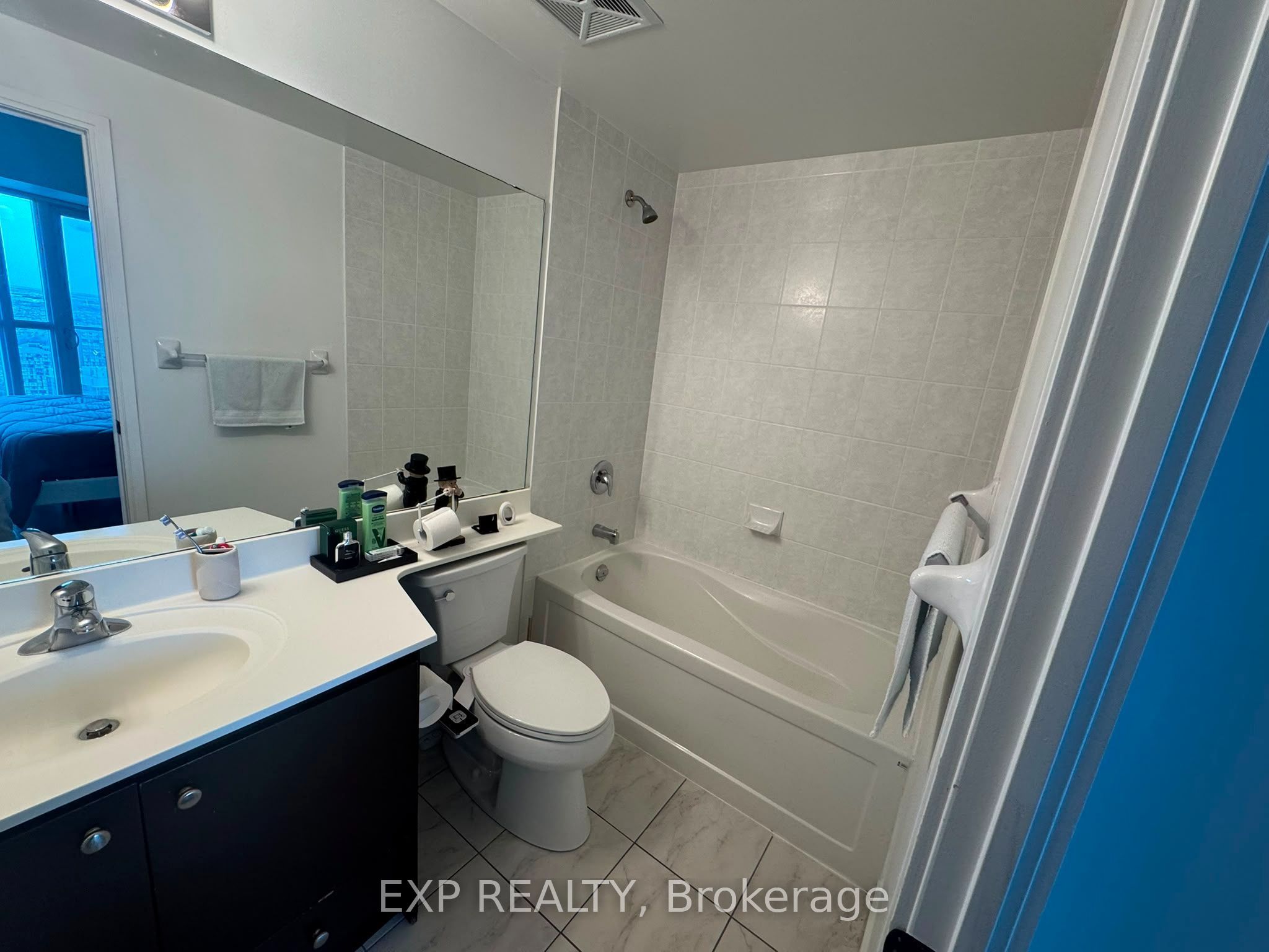 60 Absolute Avenue 3707 Property Photo 10