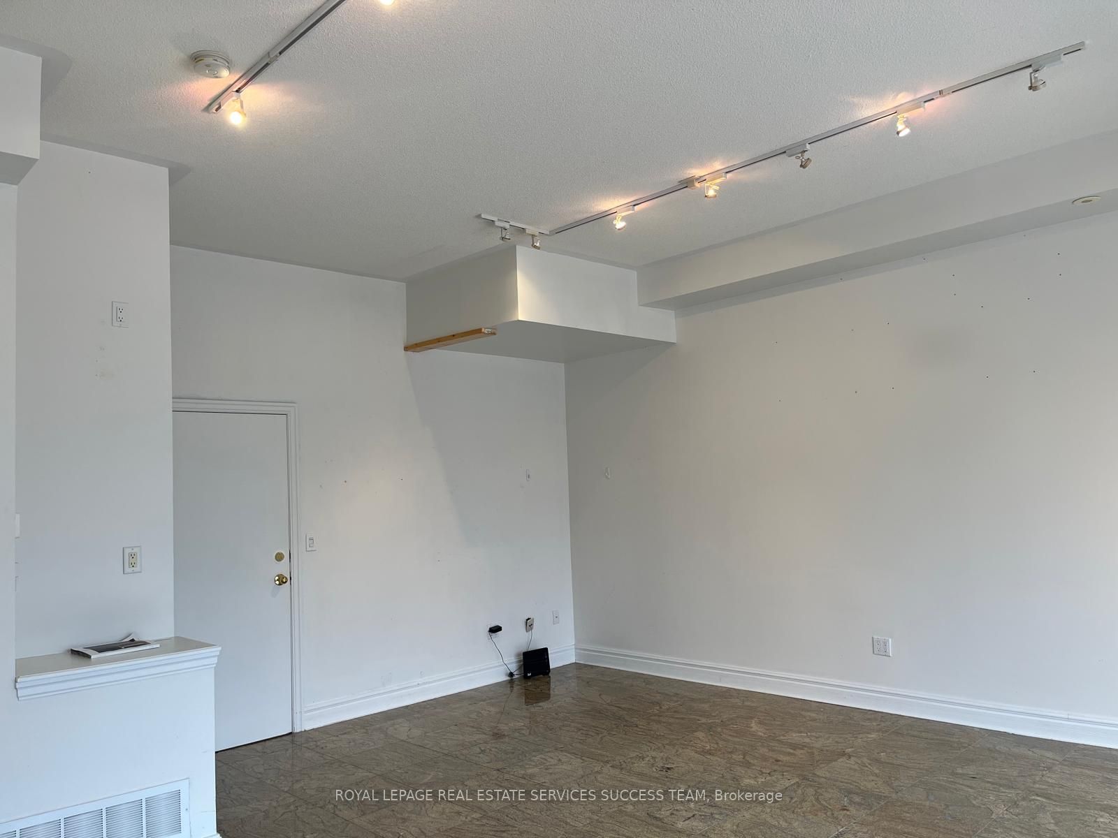 167 Lakeshore Road E 12 Property Photo 4