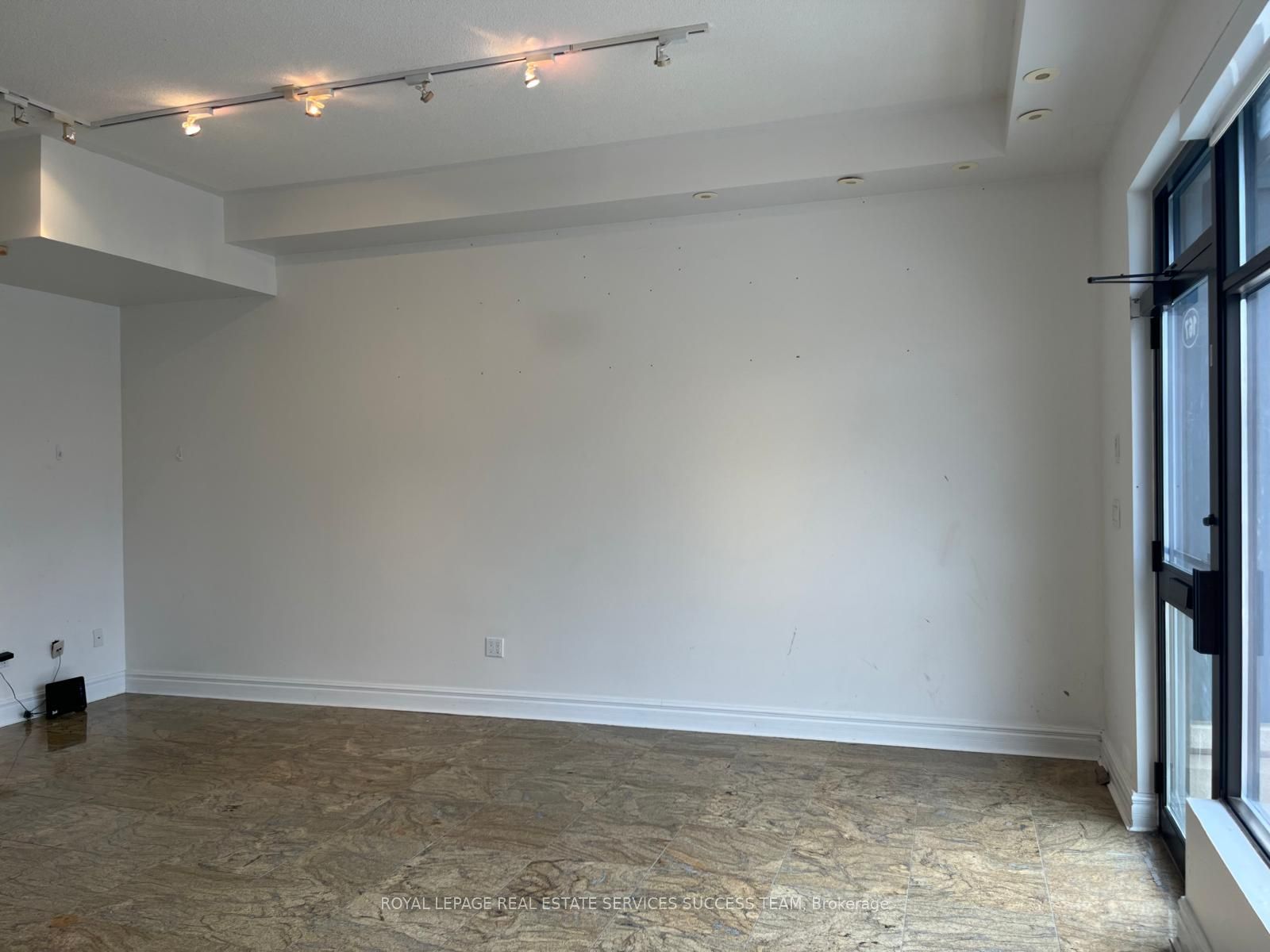 167 Lakeshore Road E 12 Property Photo 5