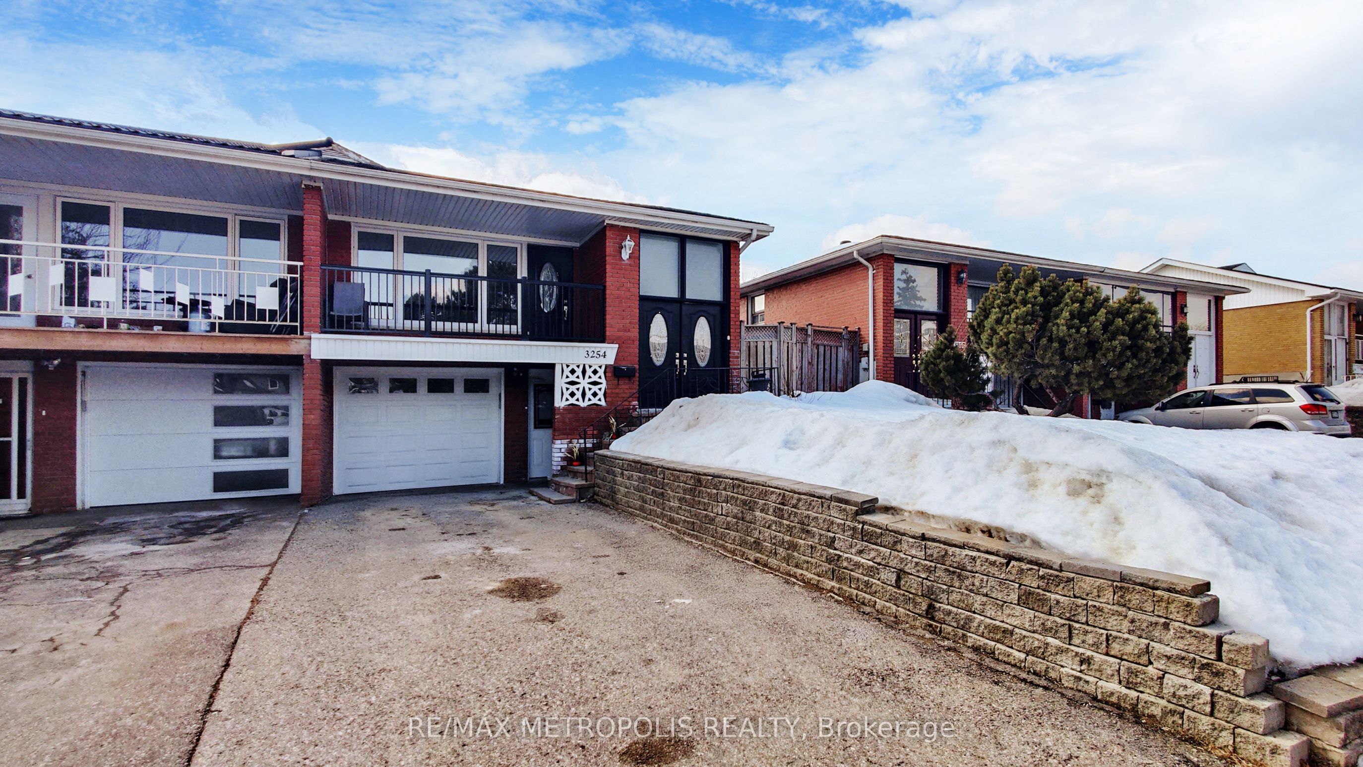 3254 Fieldgate Drive Upper Property Photo 2