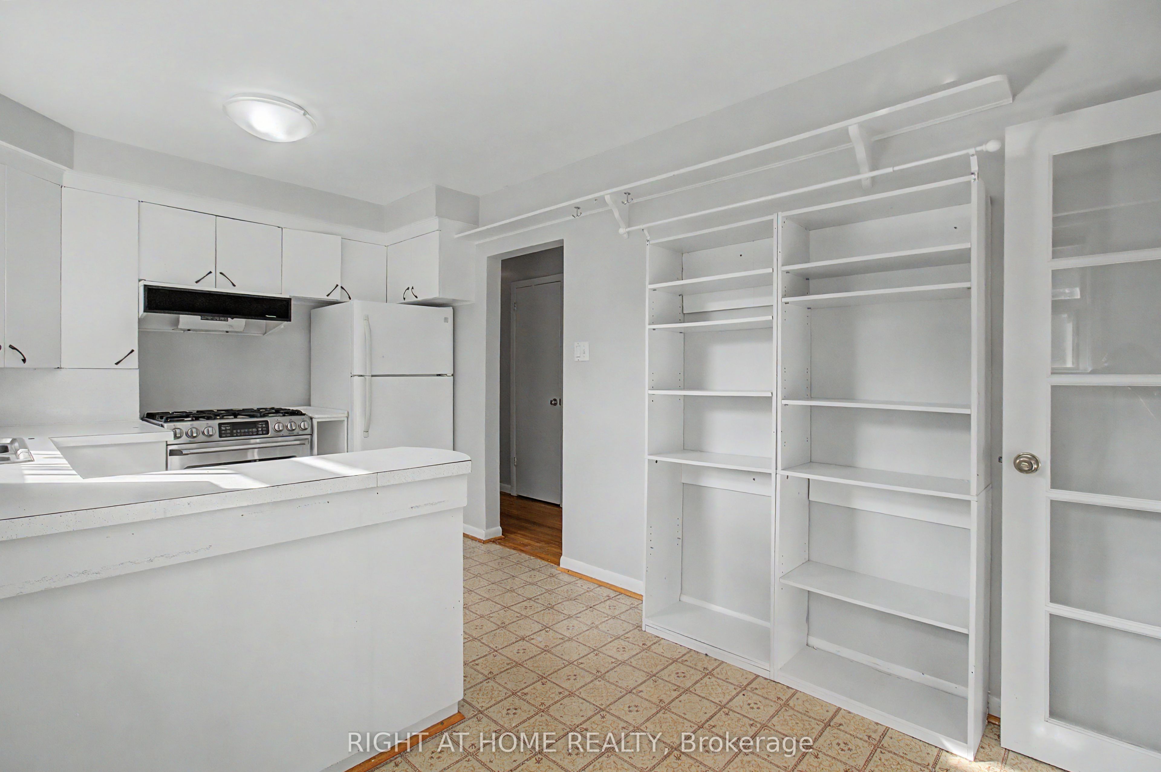 426 Seaton Drive Upper Property Photo 5