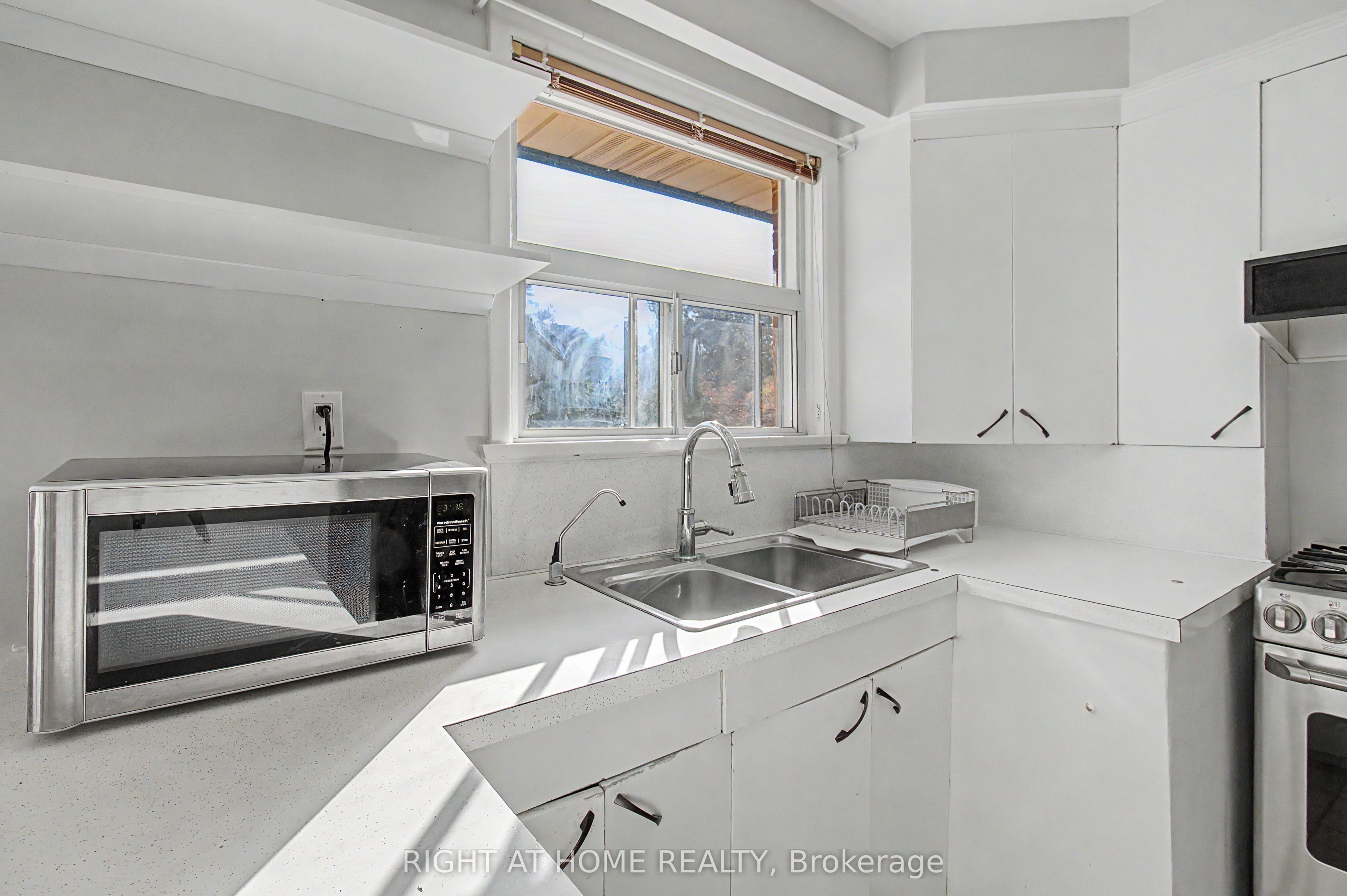 426 Seaton Drive Upper Property Photo 8