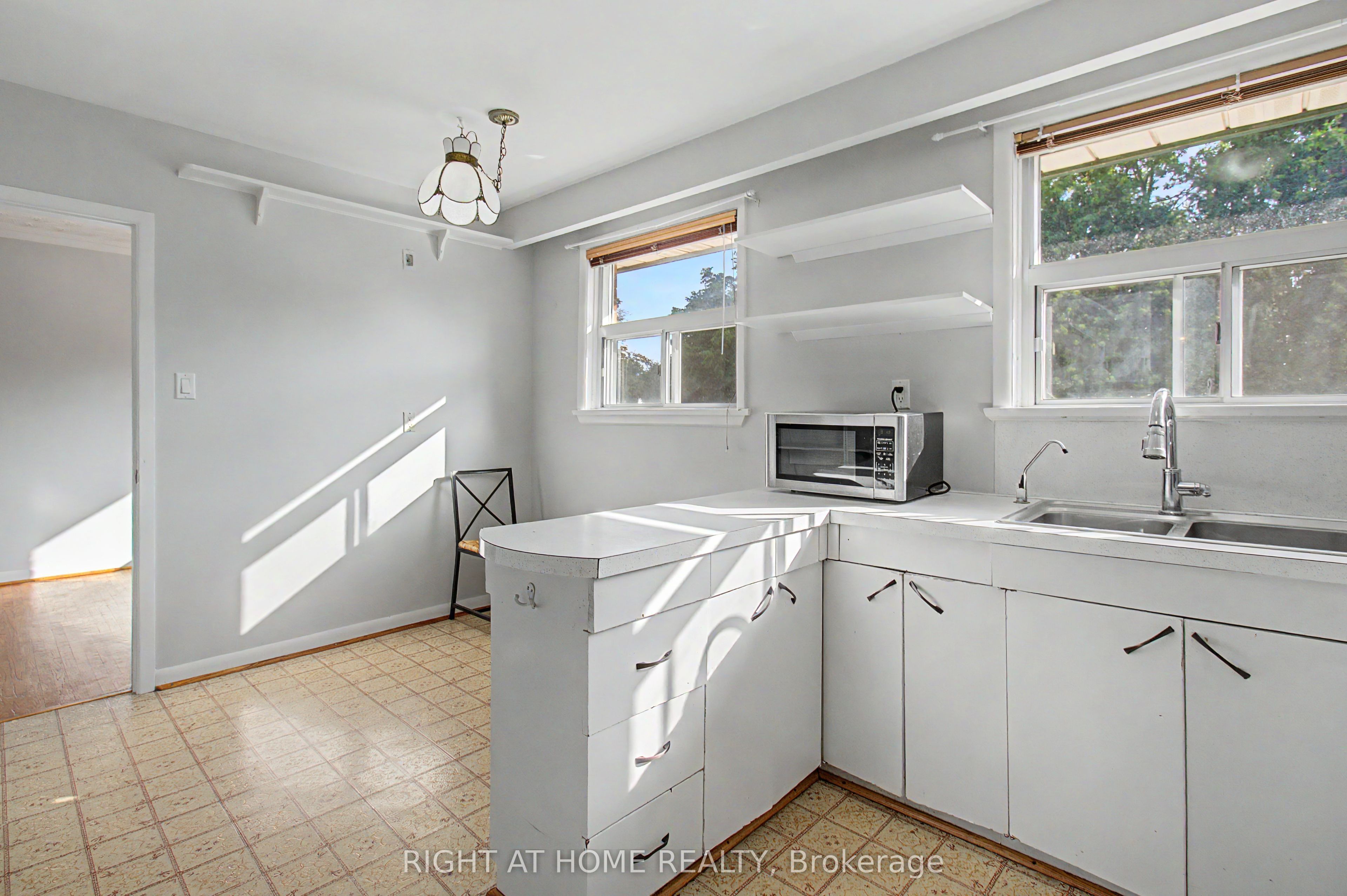 426 Seaton Drive Upper Property Photo 9