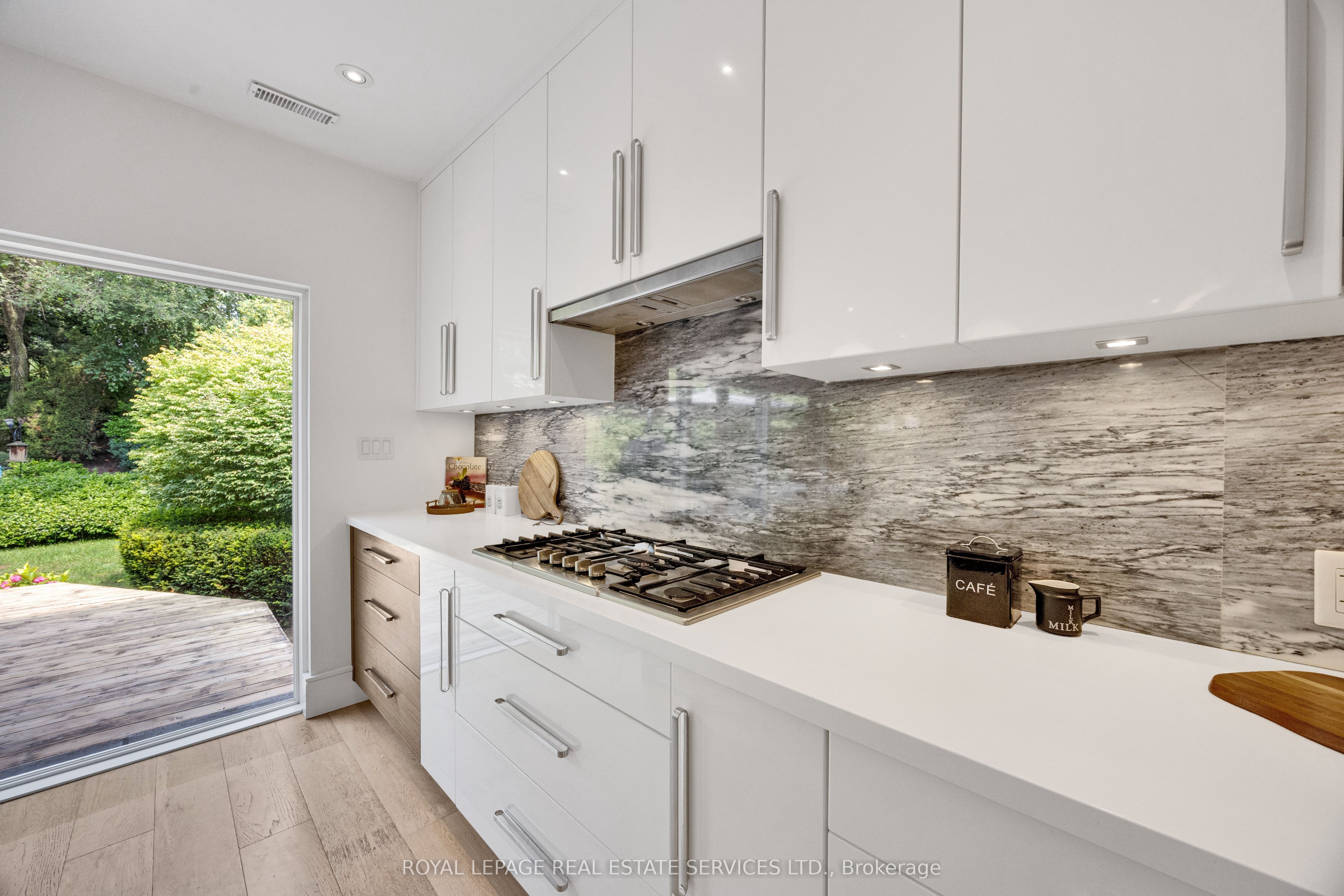 52 Glenaden Avenue E Property Photo 13
