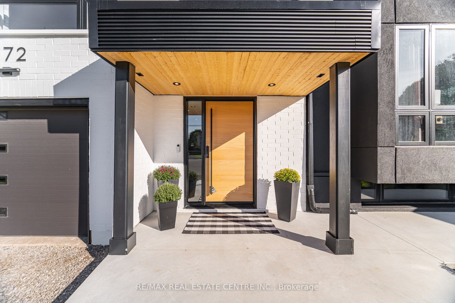 772 Banting Court Property Photo 3
