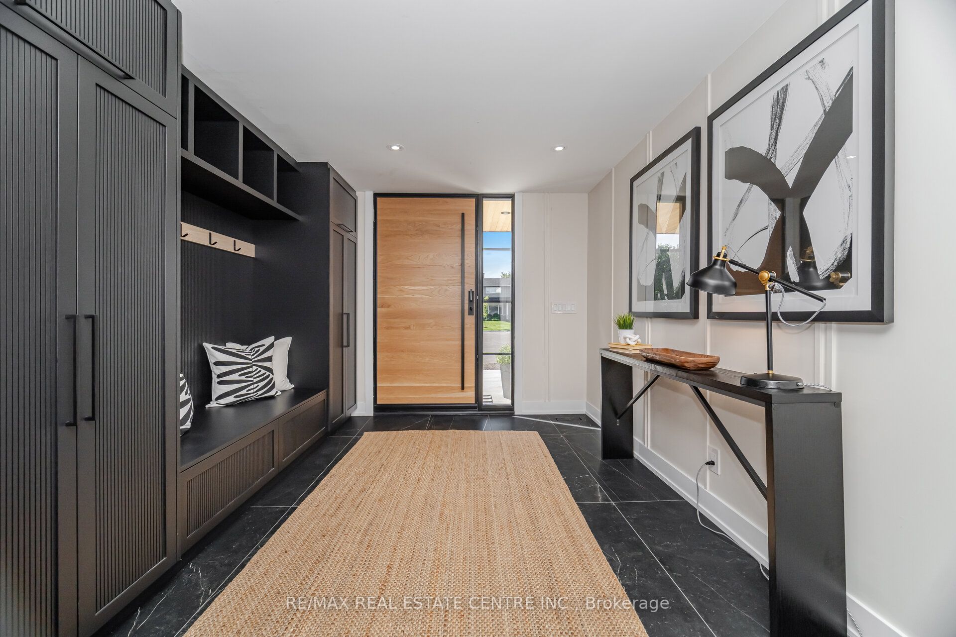 772 Banting Court Property Photo 4