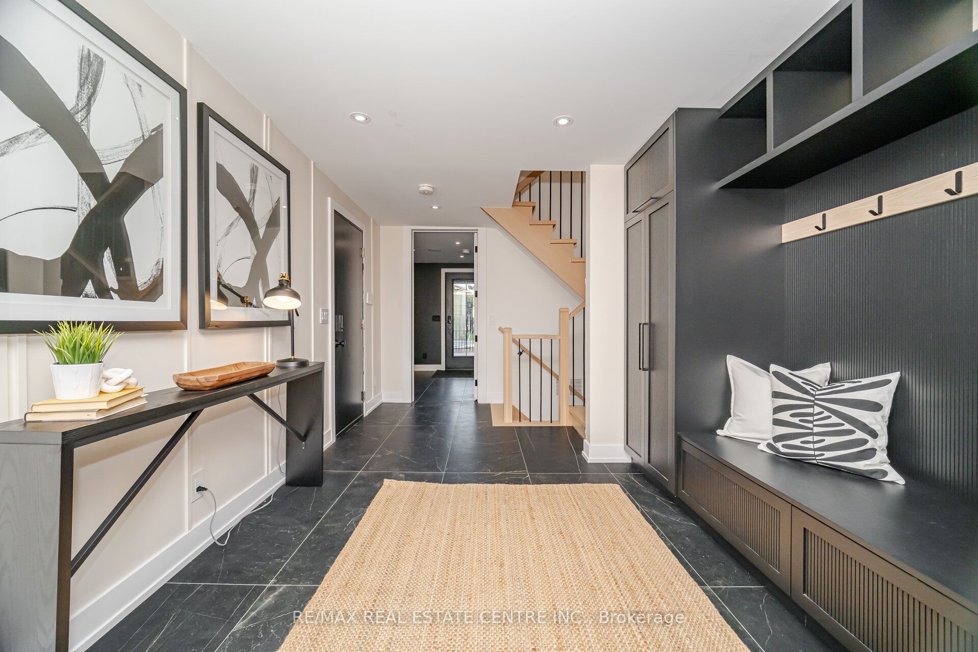 772 Banting Court Property Photo 7