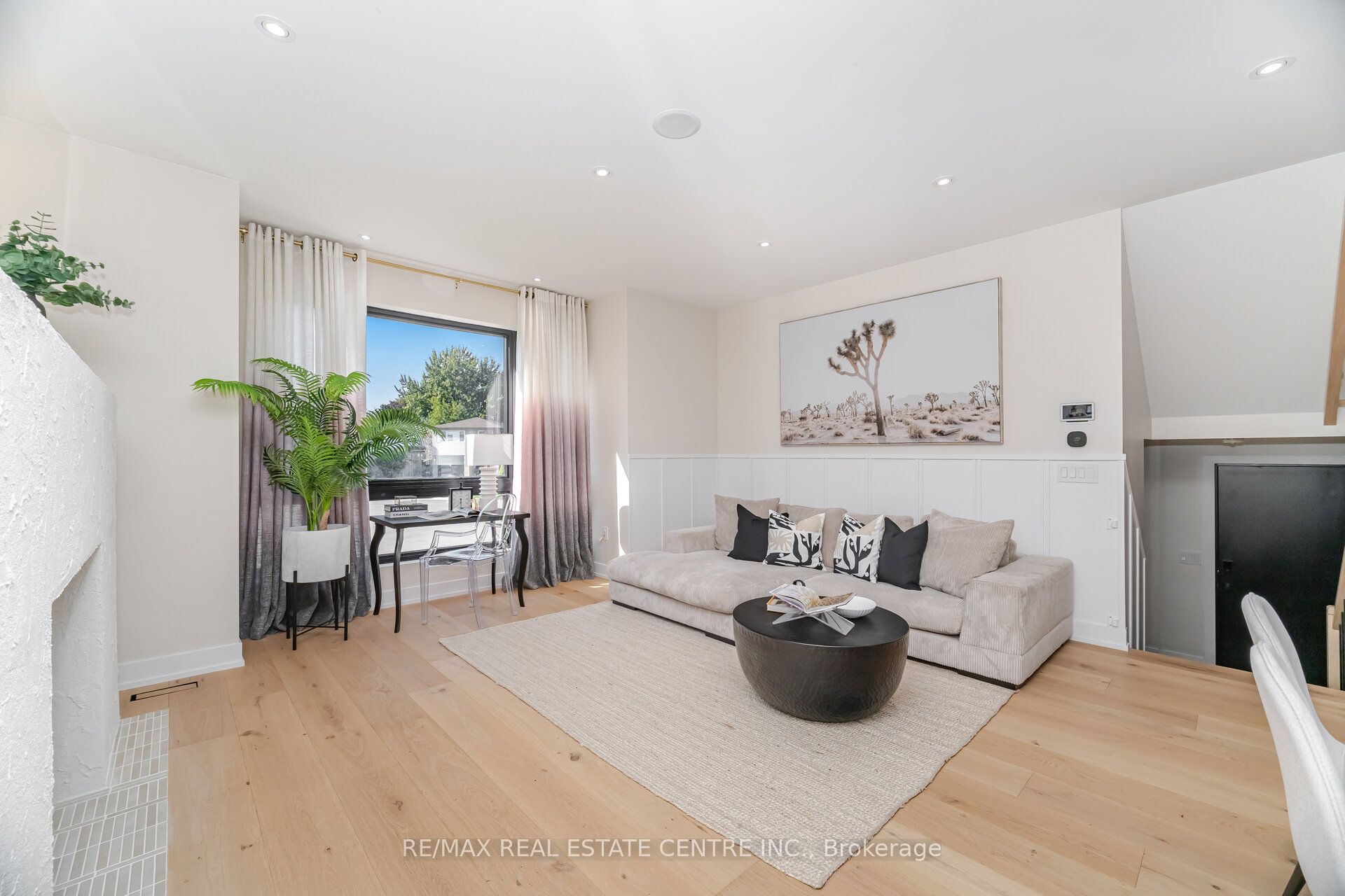 772 Banting Court Property Photo 8