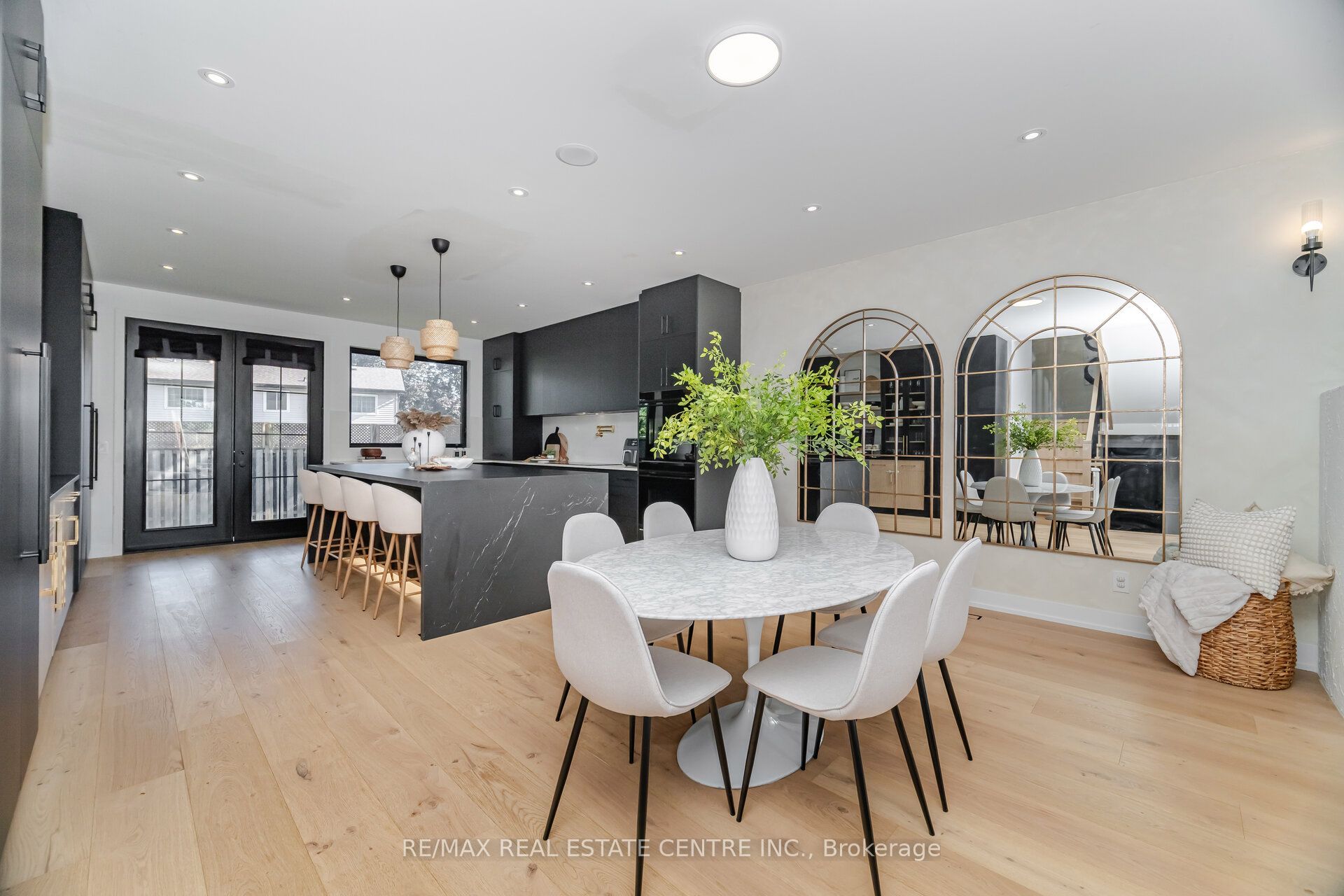772 Banting Court Property Photo 17