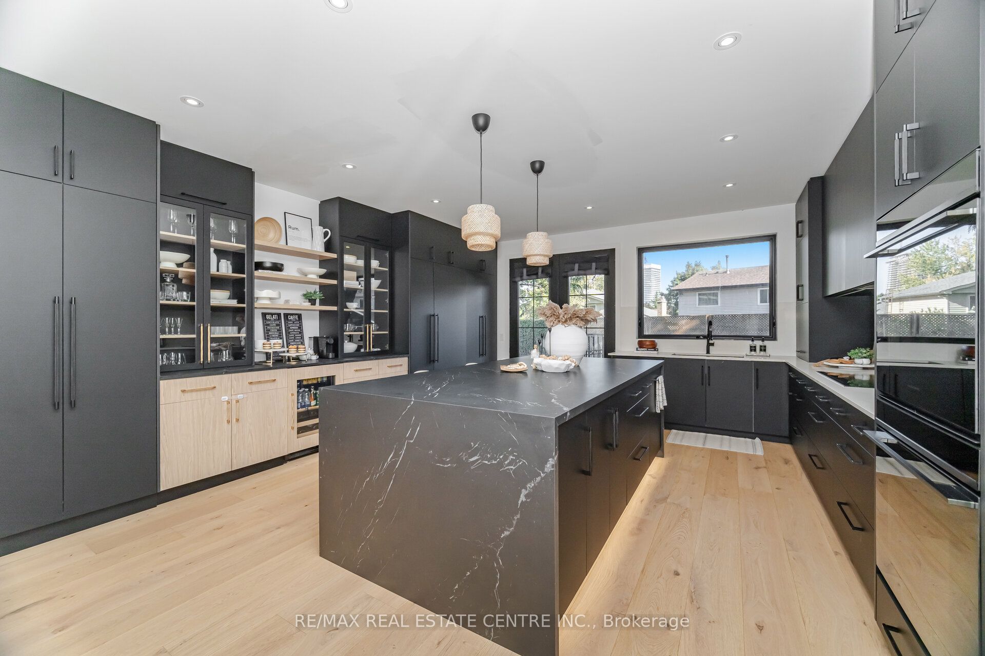 772 Banting Court Property Photo 21