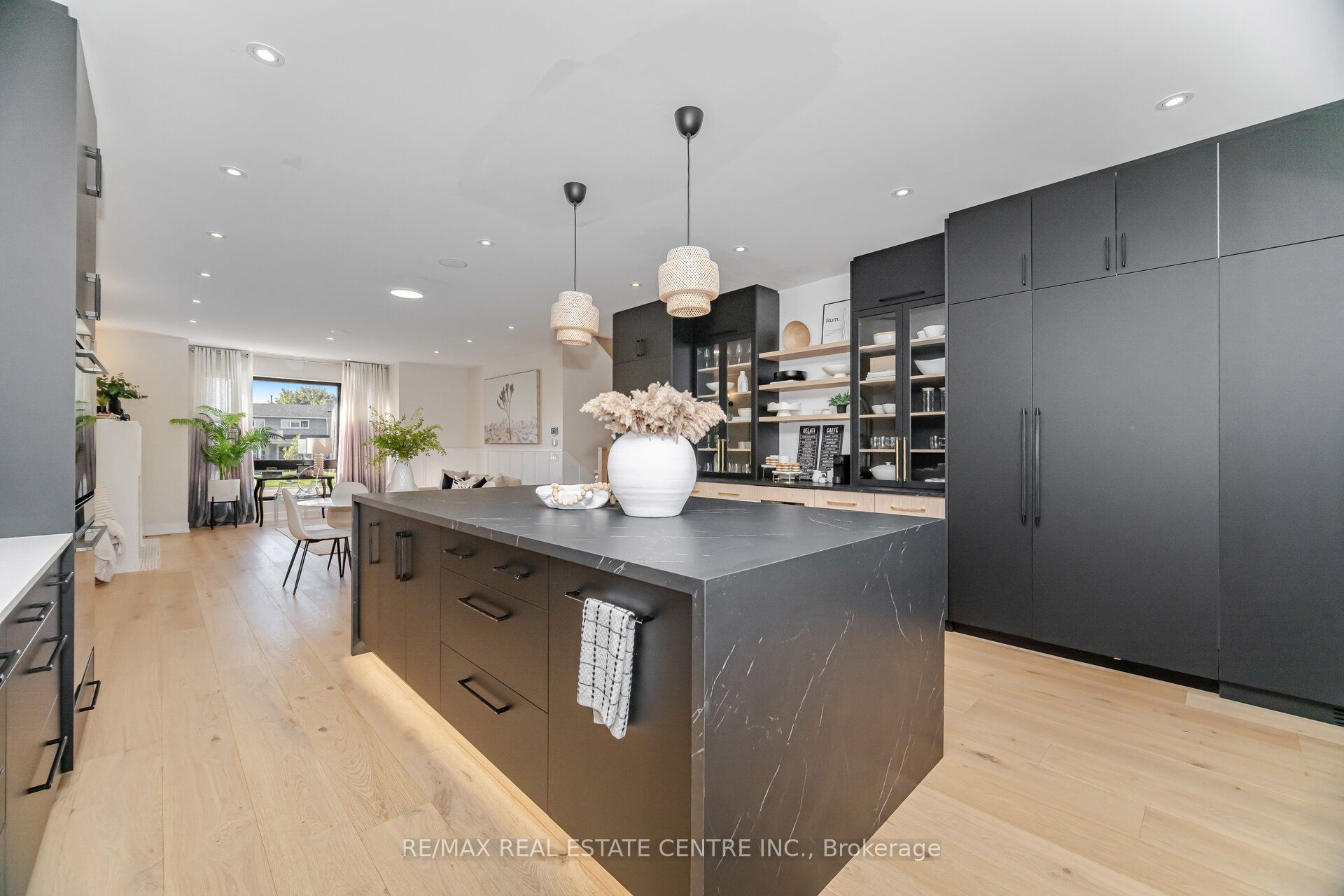 772 Banting Court Property Photo 30