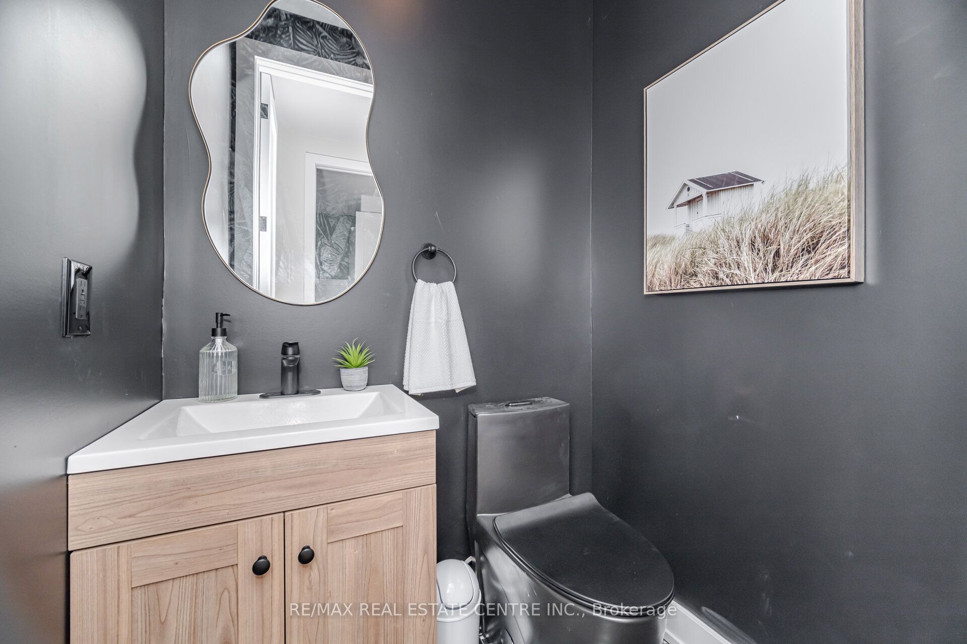 772 Banting Court Property Photo 38