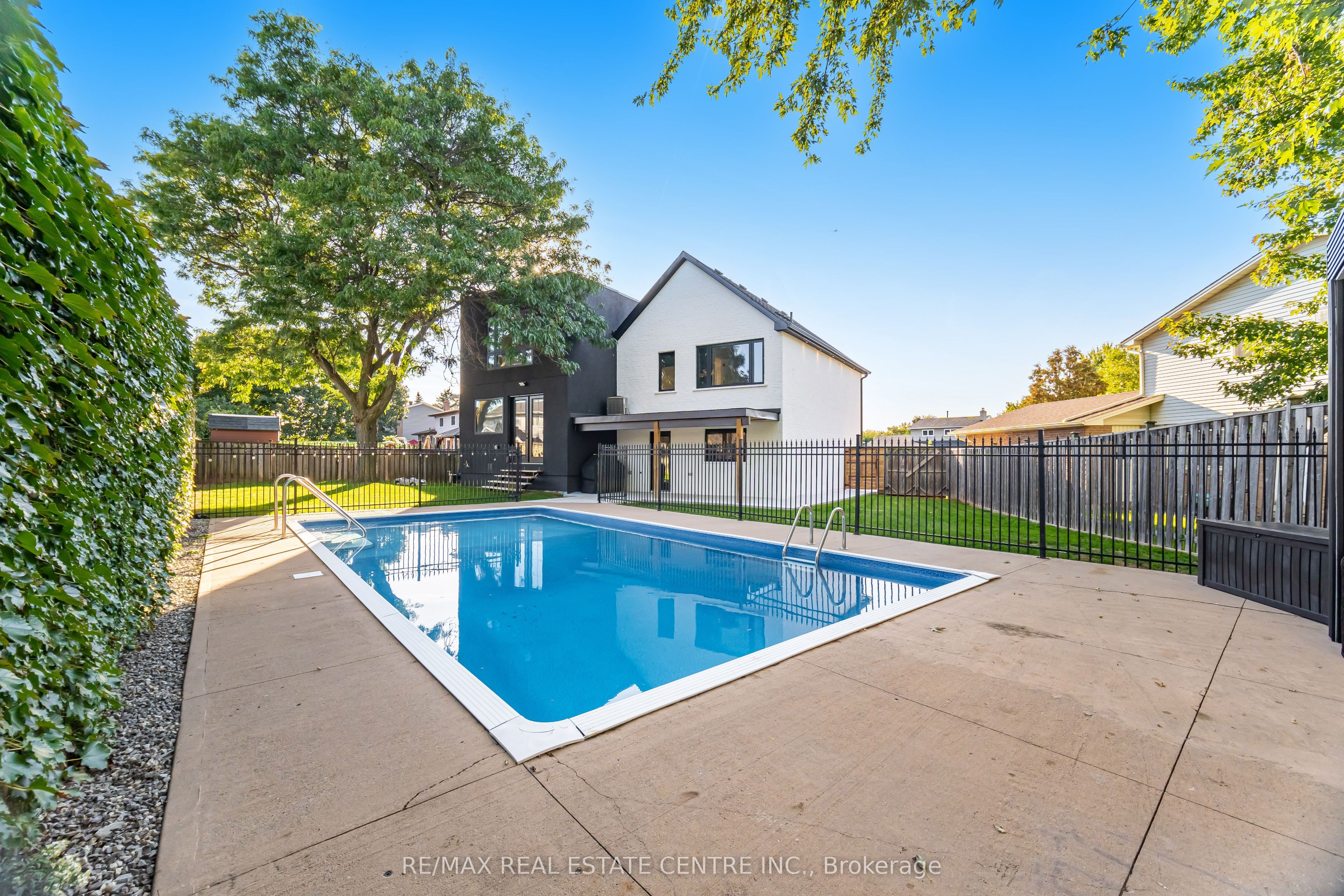 772 Banting Court Property Photo 44