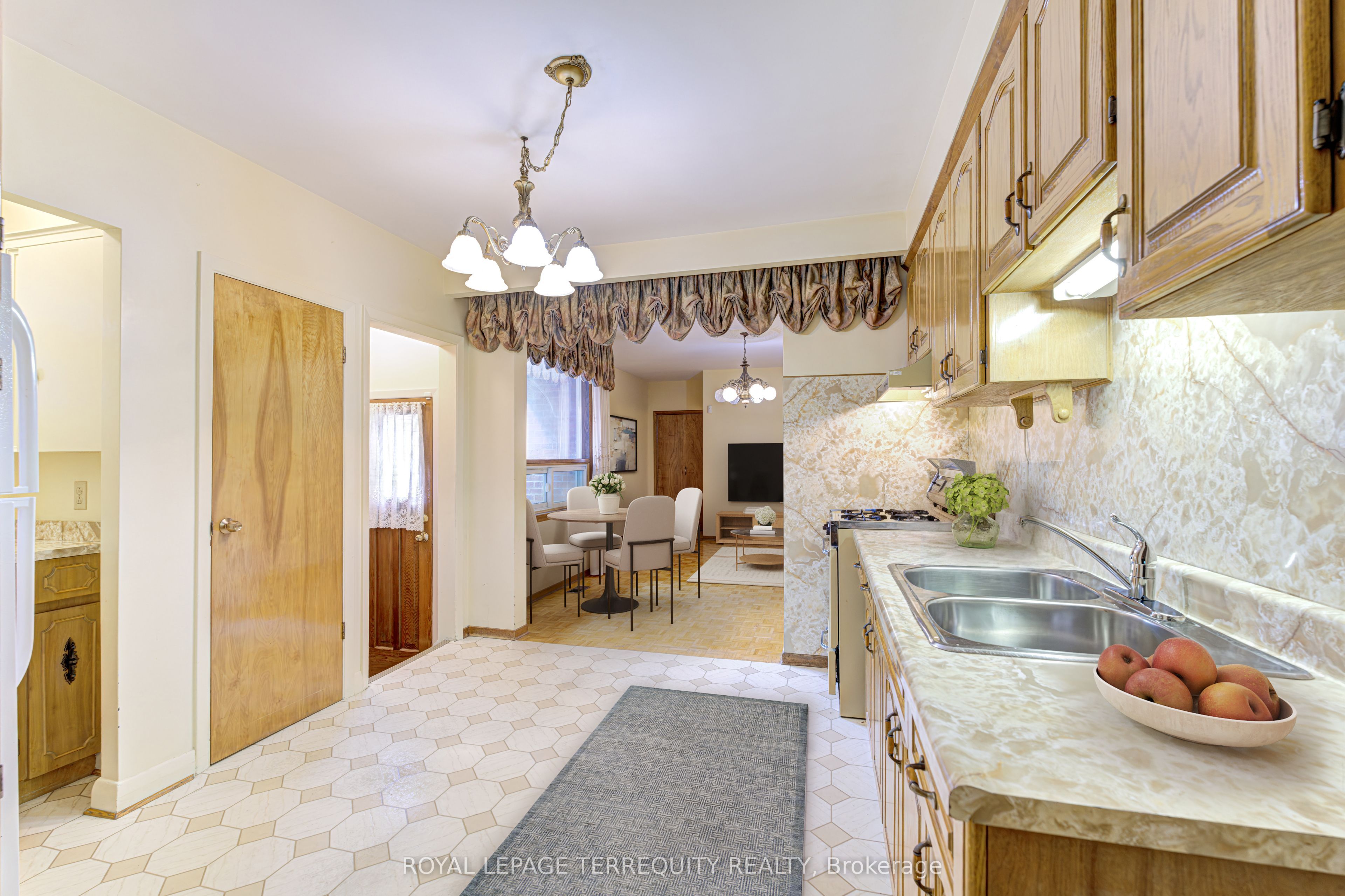 274 Harvie Avenue Property Photo 8