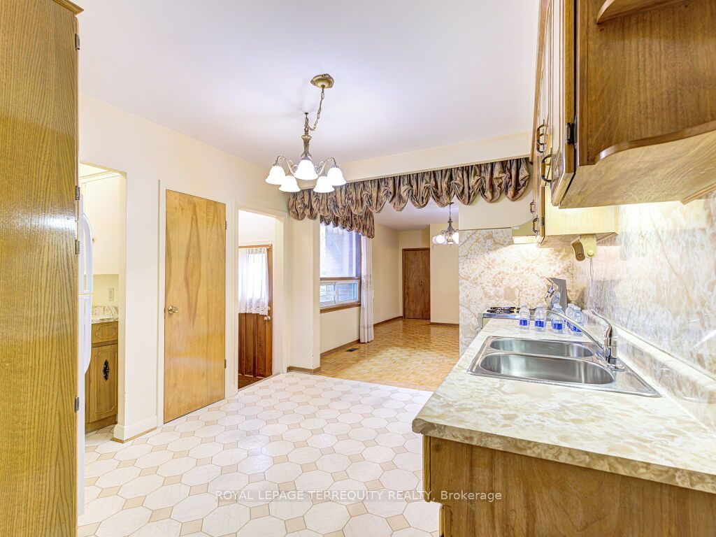 274 Harvie Avenue Property Photo 15