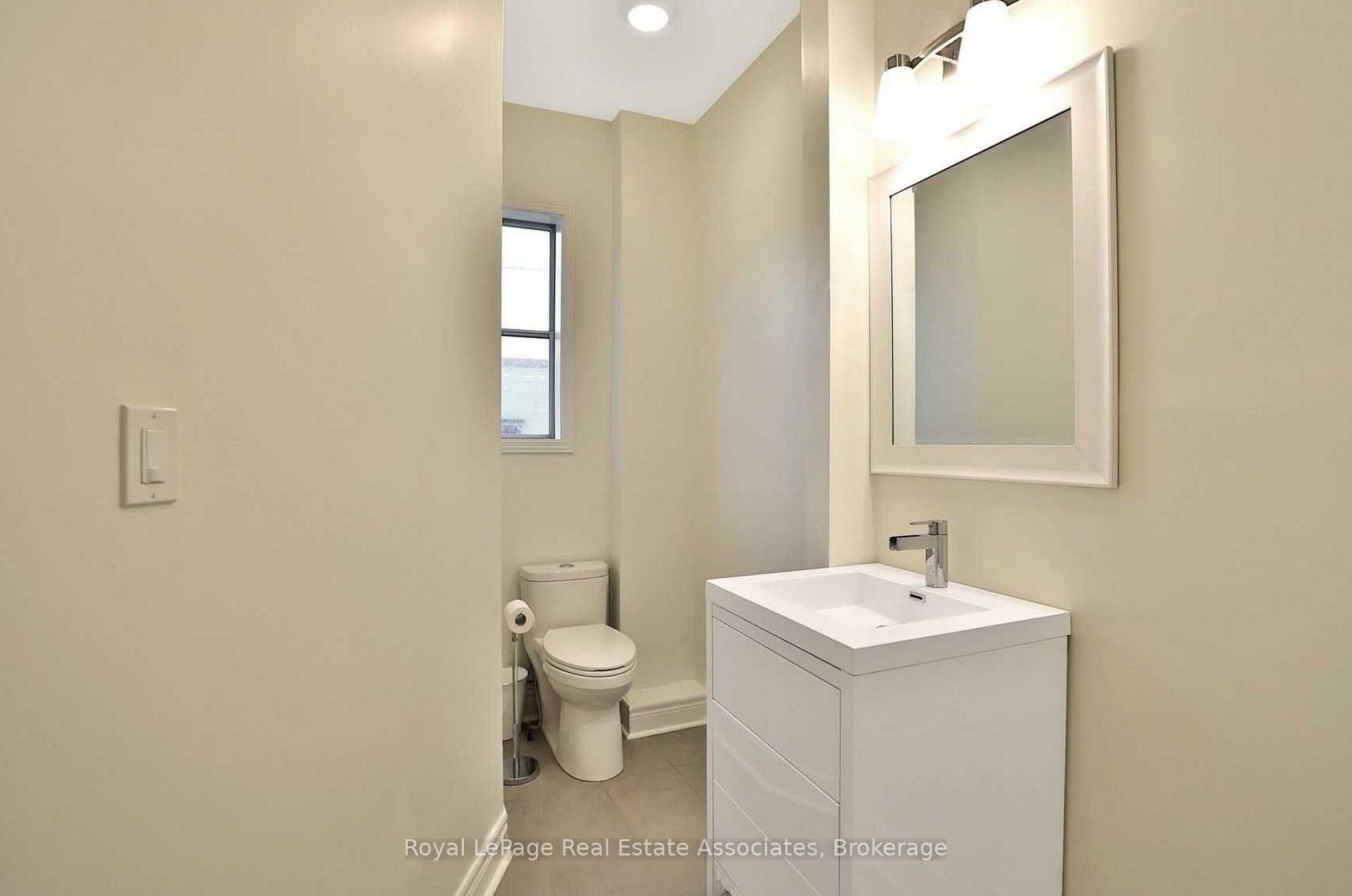 94 Lakeshore Road E 203 B Property Photo 8