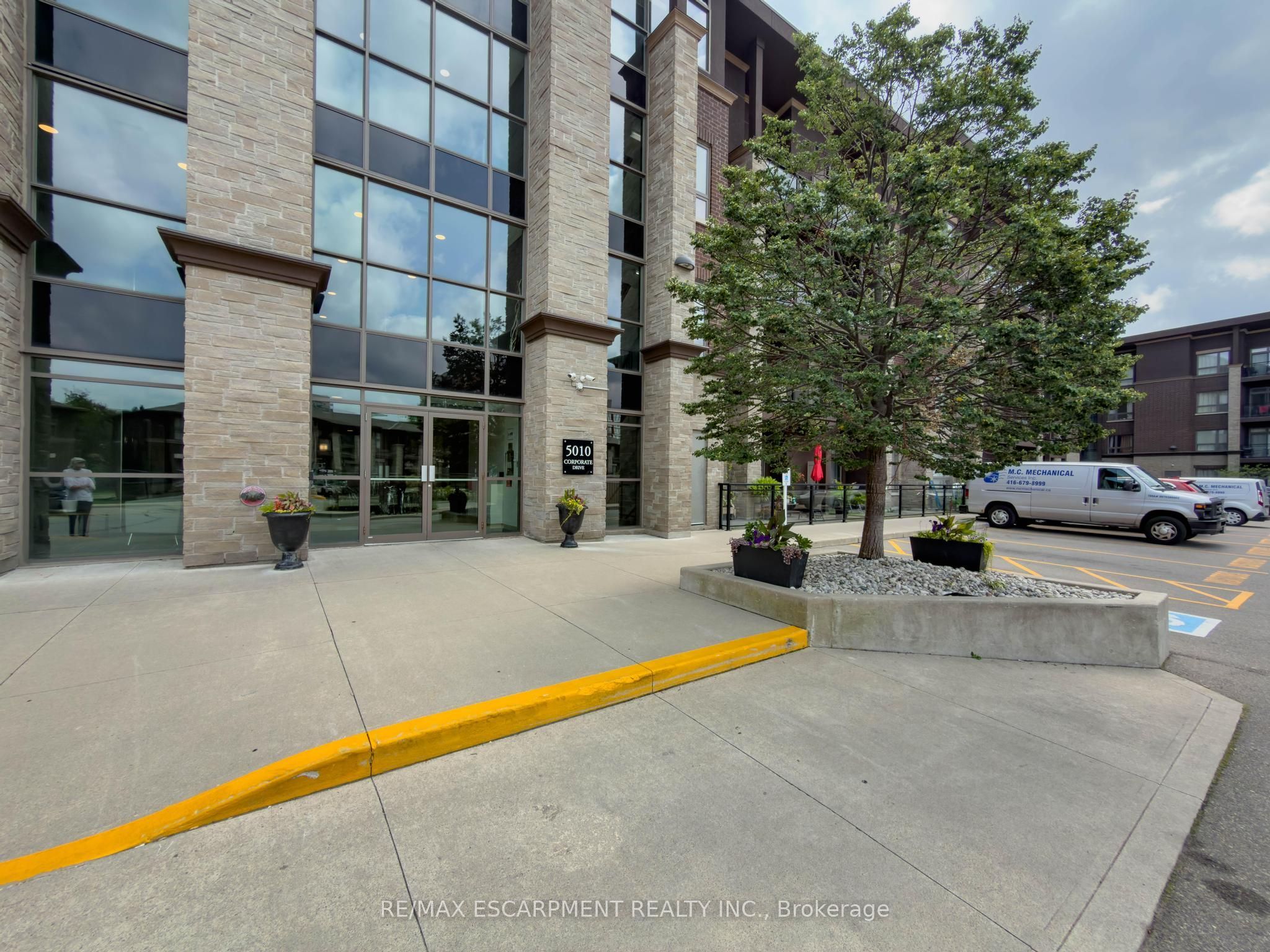 5010 Corporate Drive 109 Property Photo 3