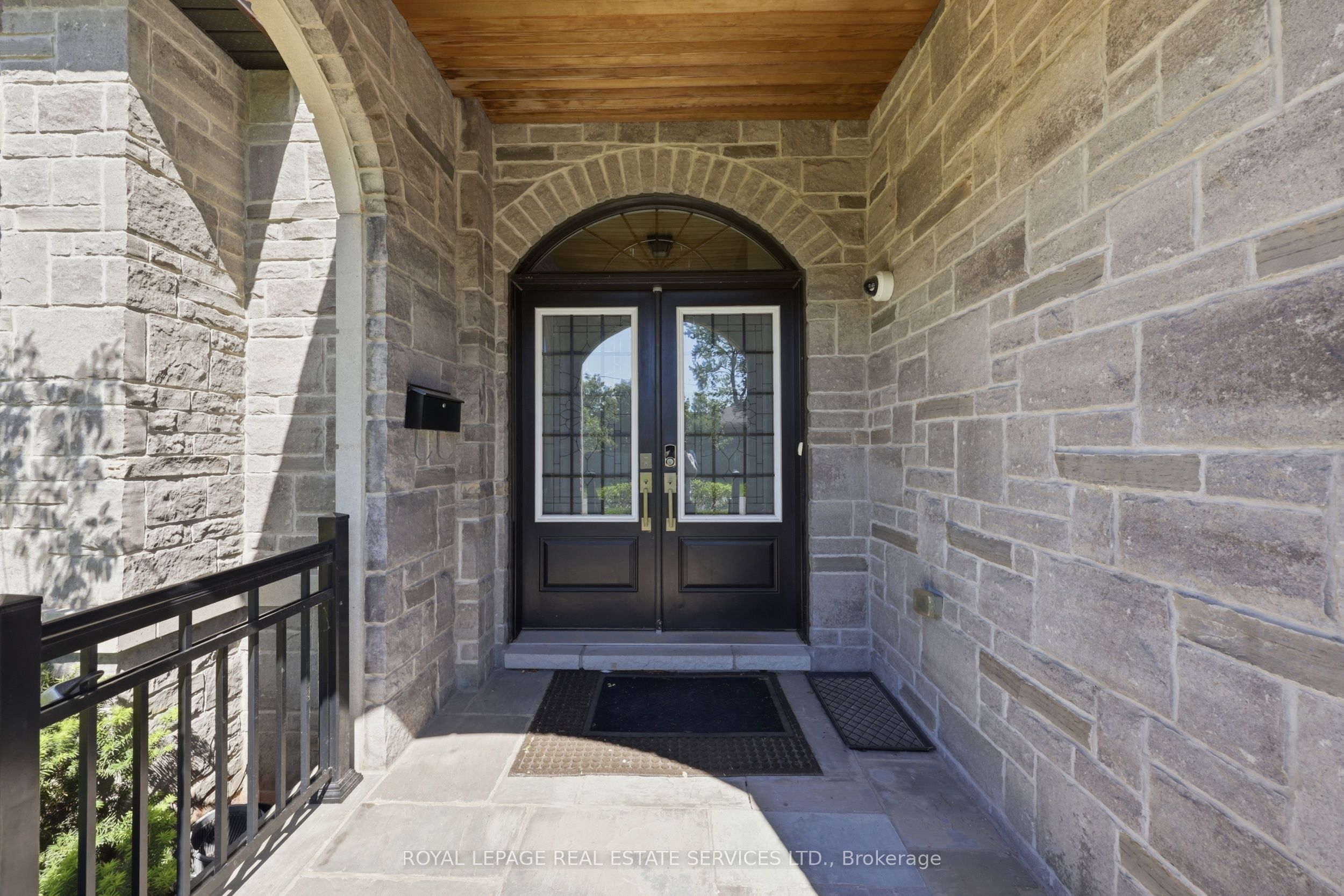 584 Weynway Court Property Photo 6