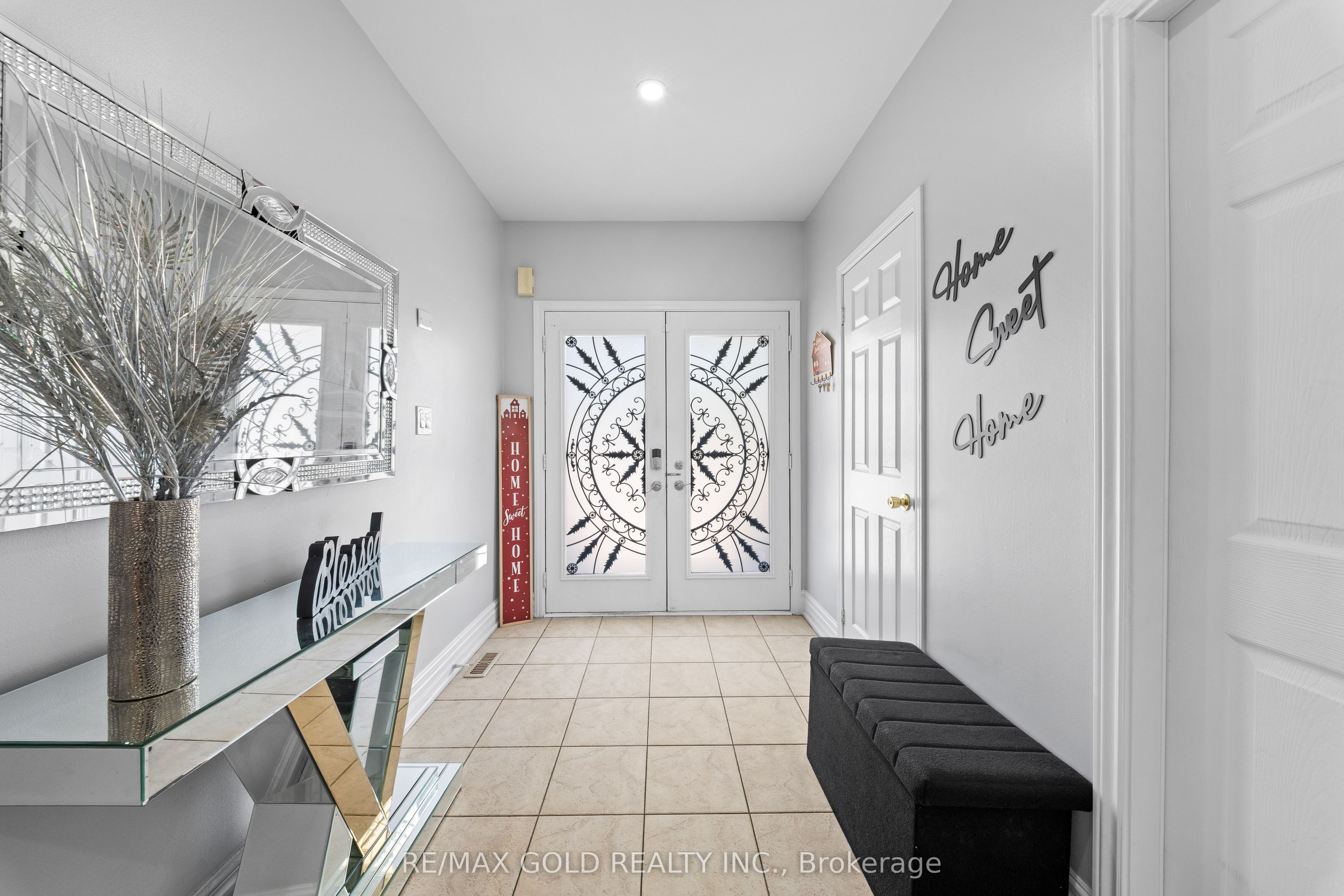 8 Bayridge Drive Property Photo 2