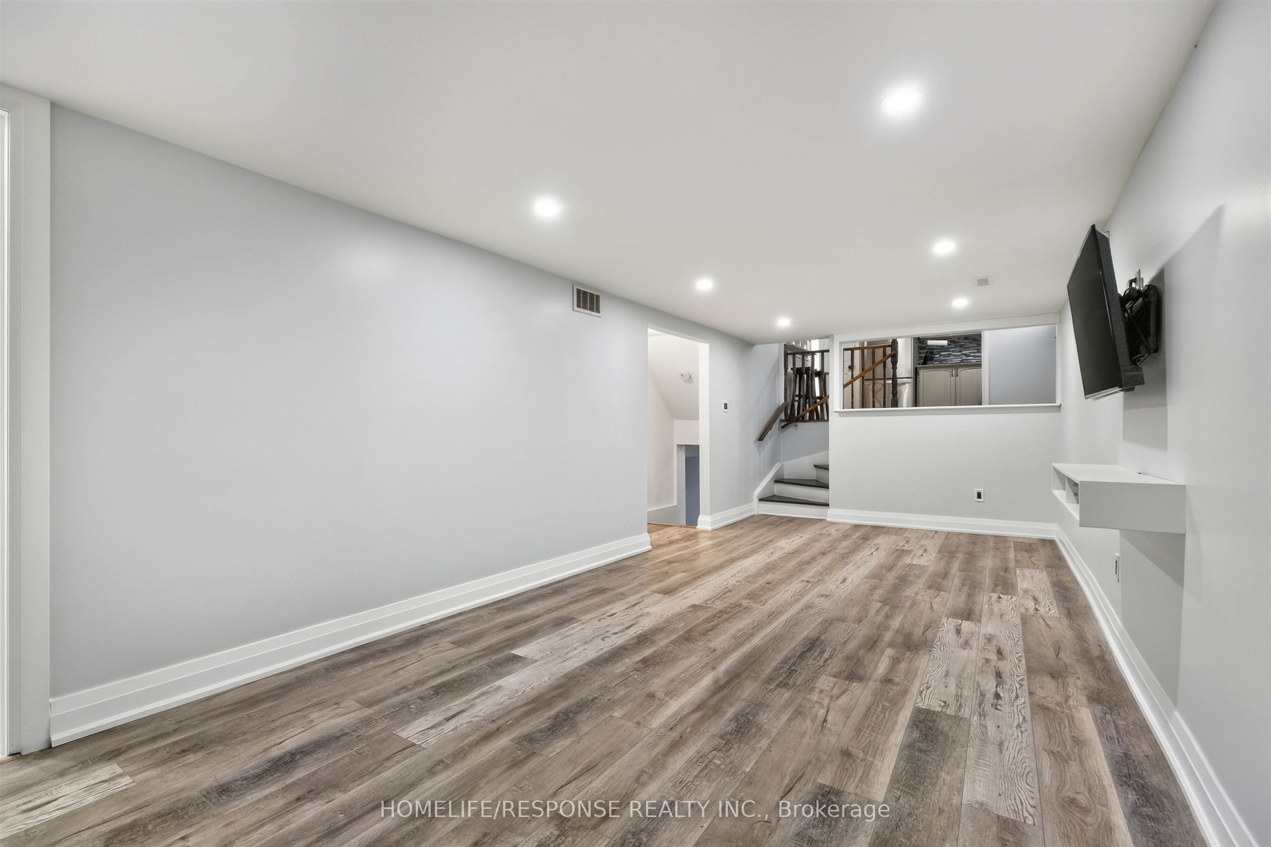 429 Daralea Heights Property Photo 12