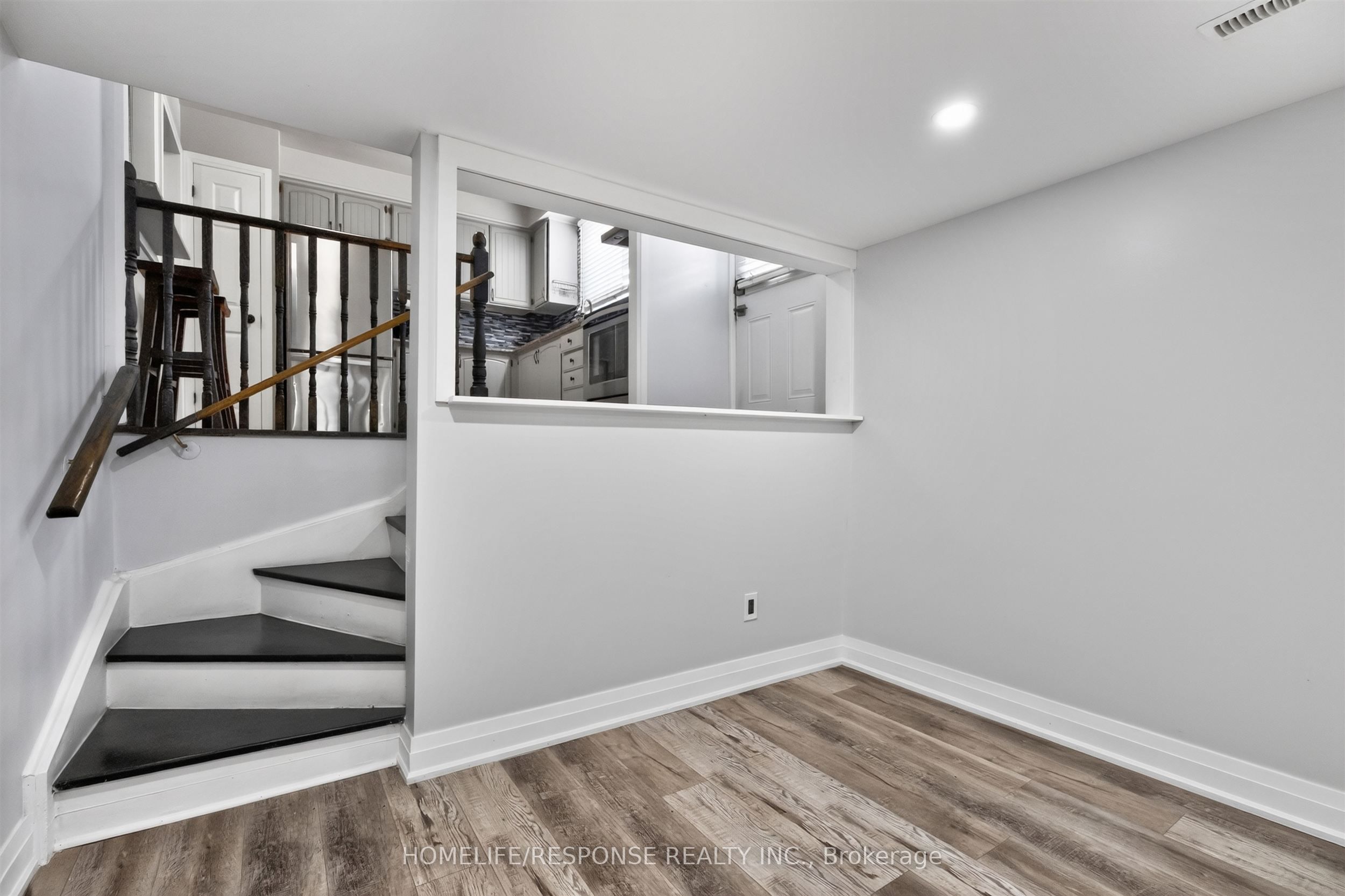 429 Daralea Heights Property Photo 13